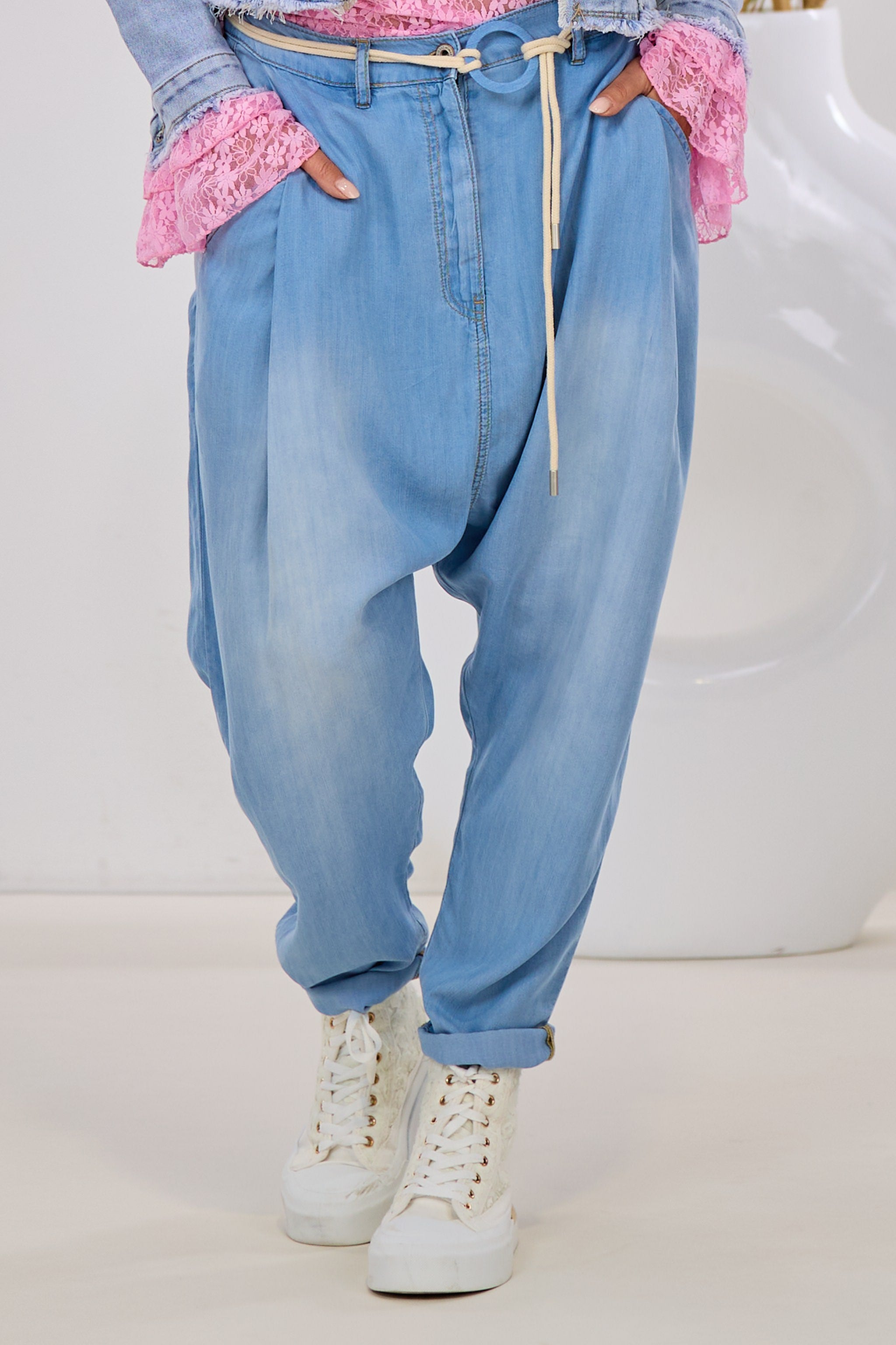 Leichte Baggy Jeans mit Kordelgürtel, hell denim
