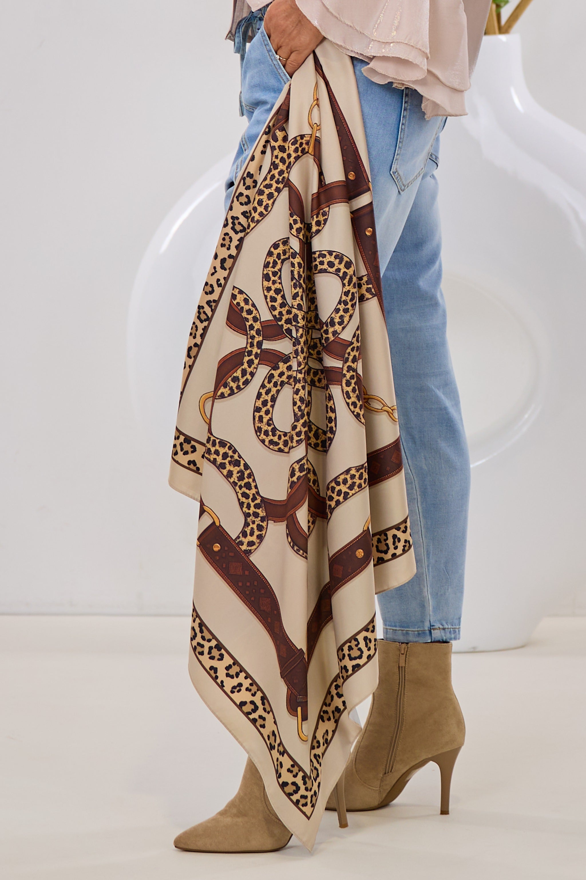 Tuch mit Leo und Schnallenmuster, taupe-braun