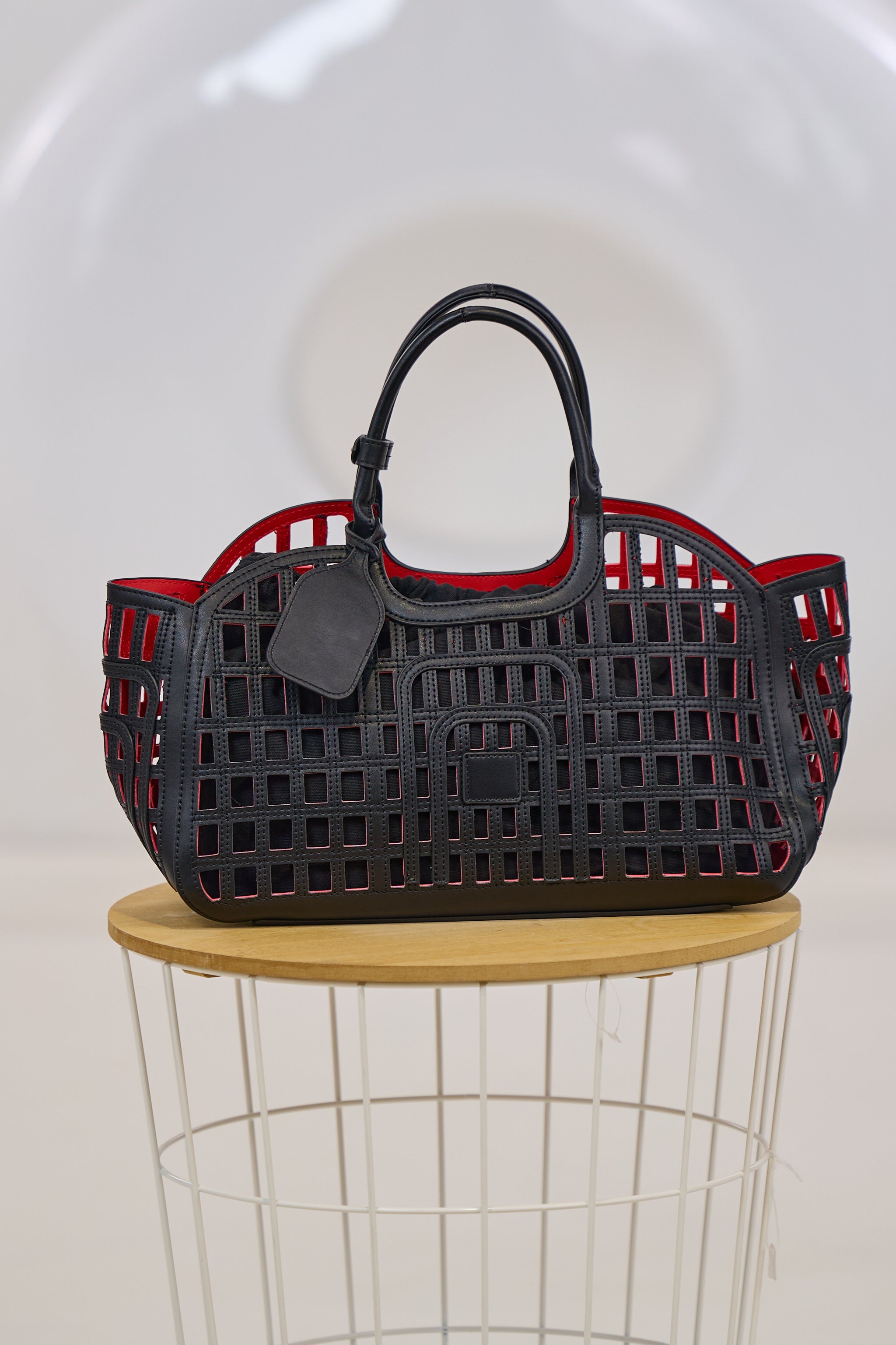 Henkeltasche mit Stoffbeutel, schwarz-rot