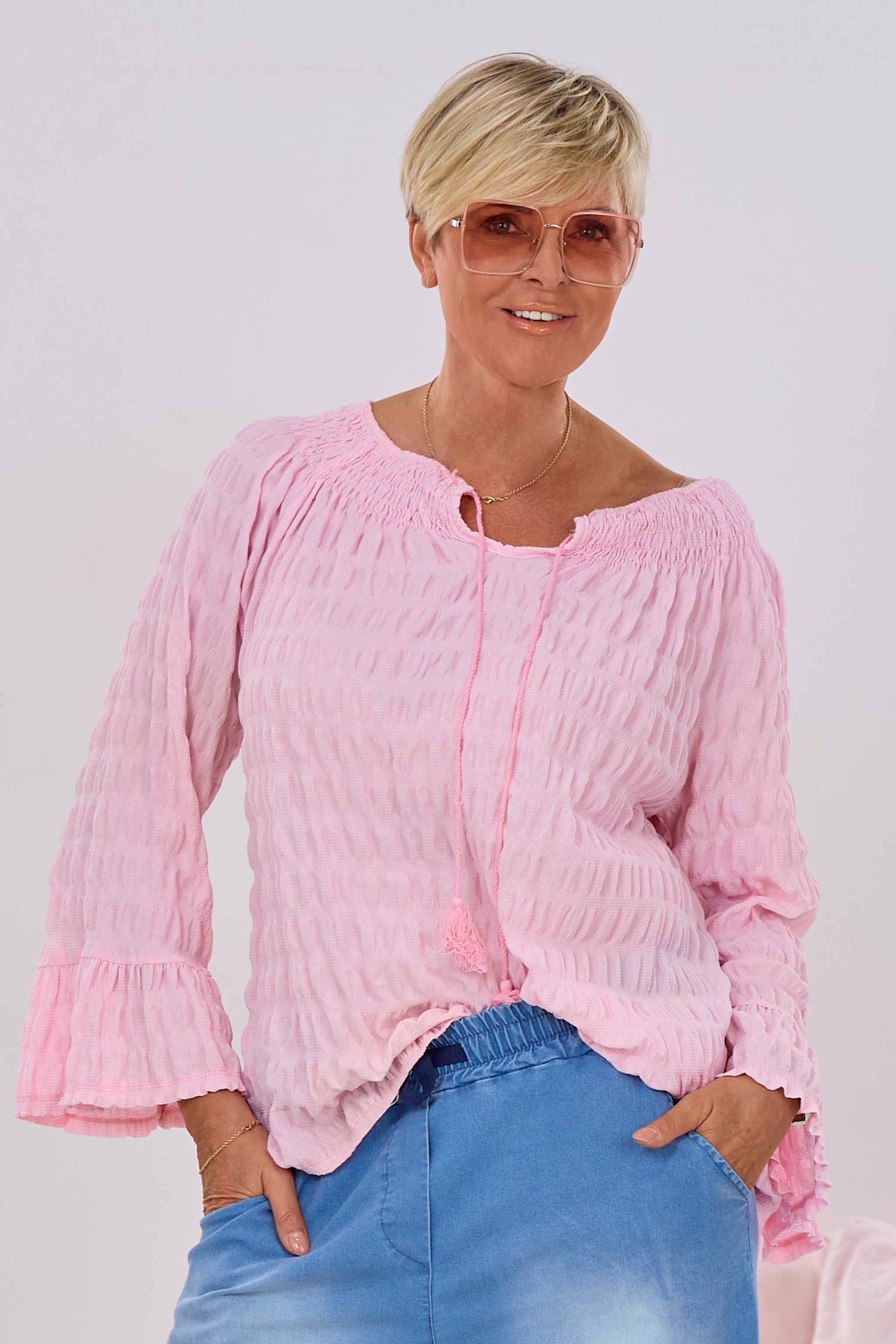 Bluse mit gesmoktem Ausschnitt, rosa