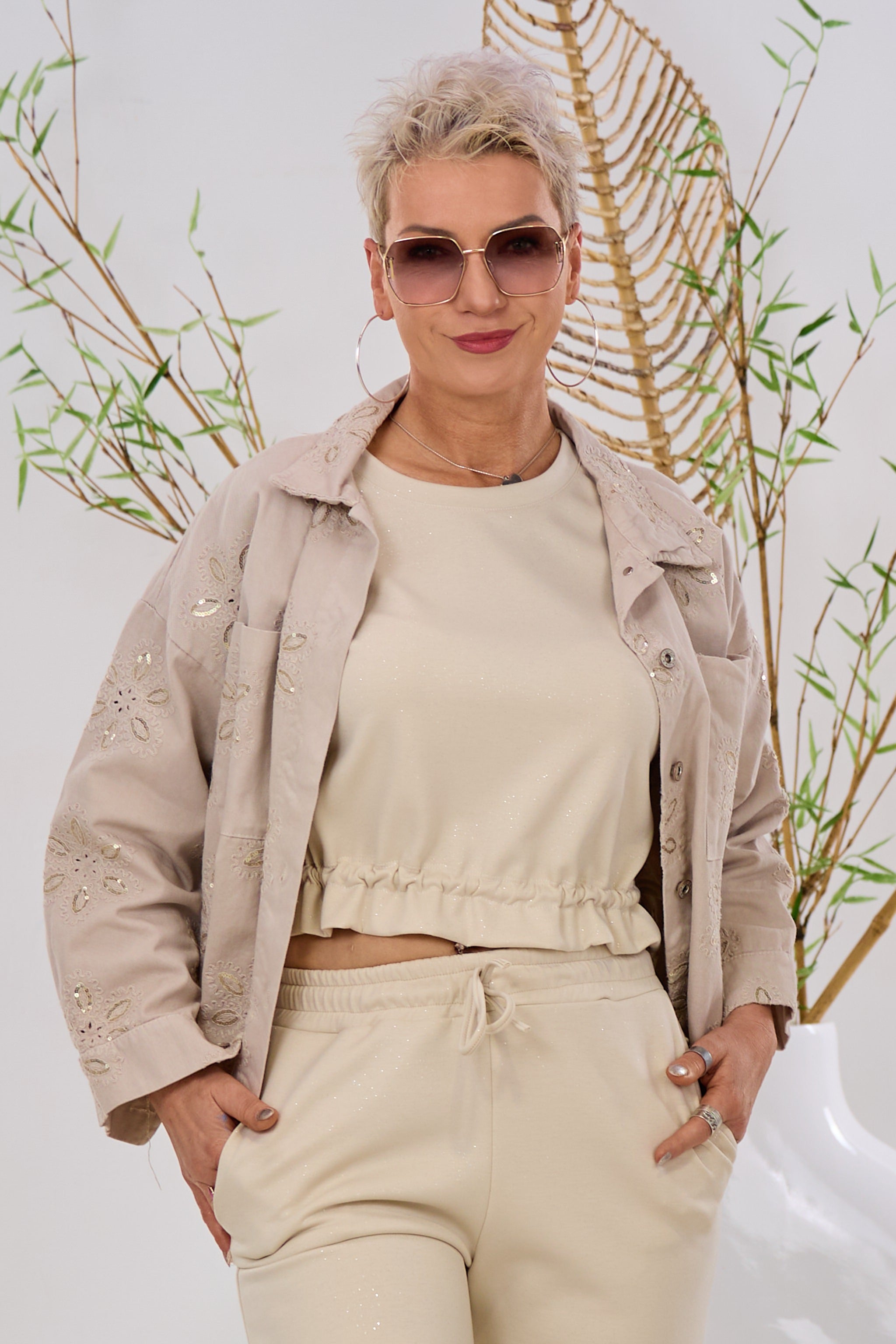 Jeans Hemdjacke mit aufgestickten Blüten, beige