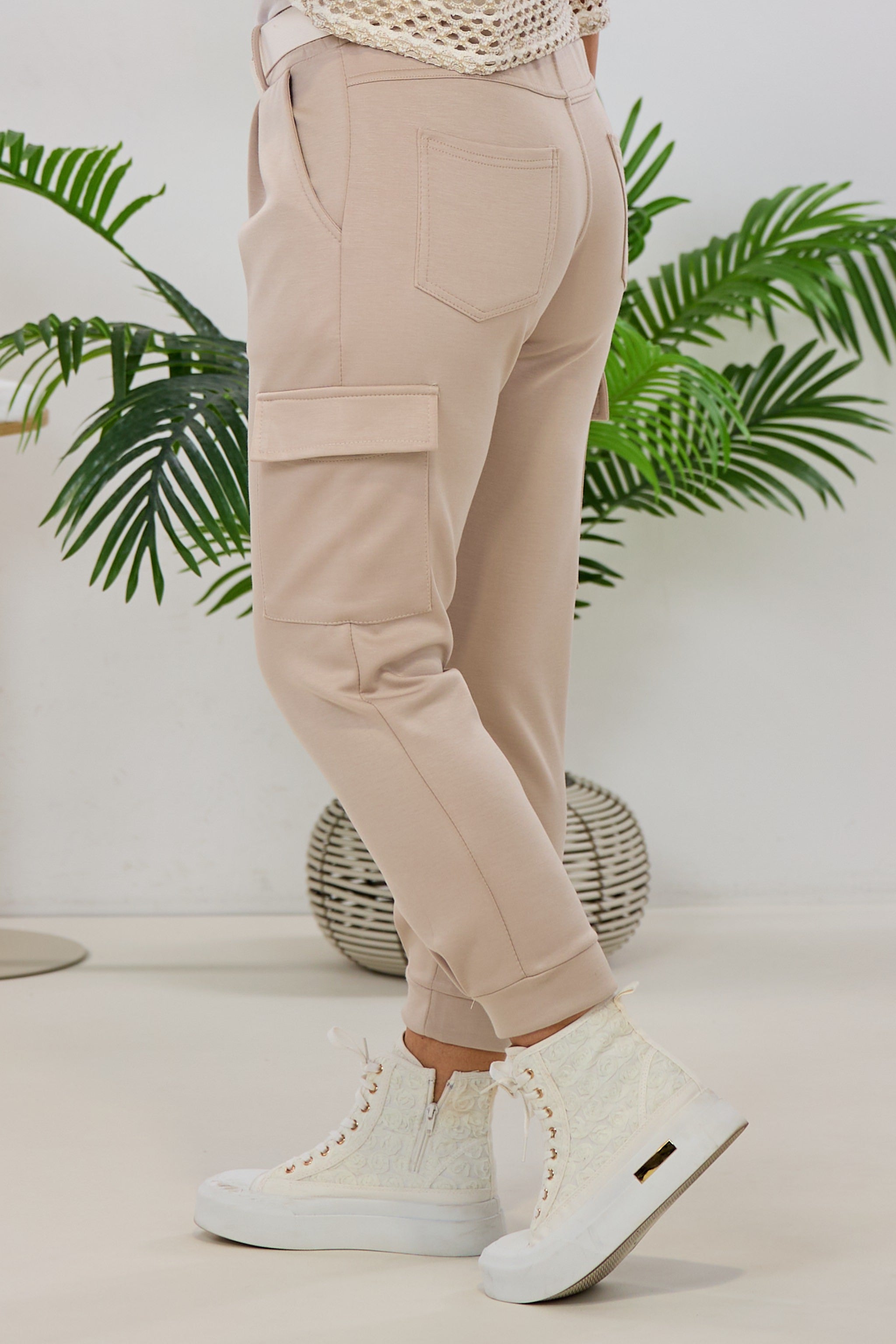 Cozy Hose mit Cargotaschen, beige