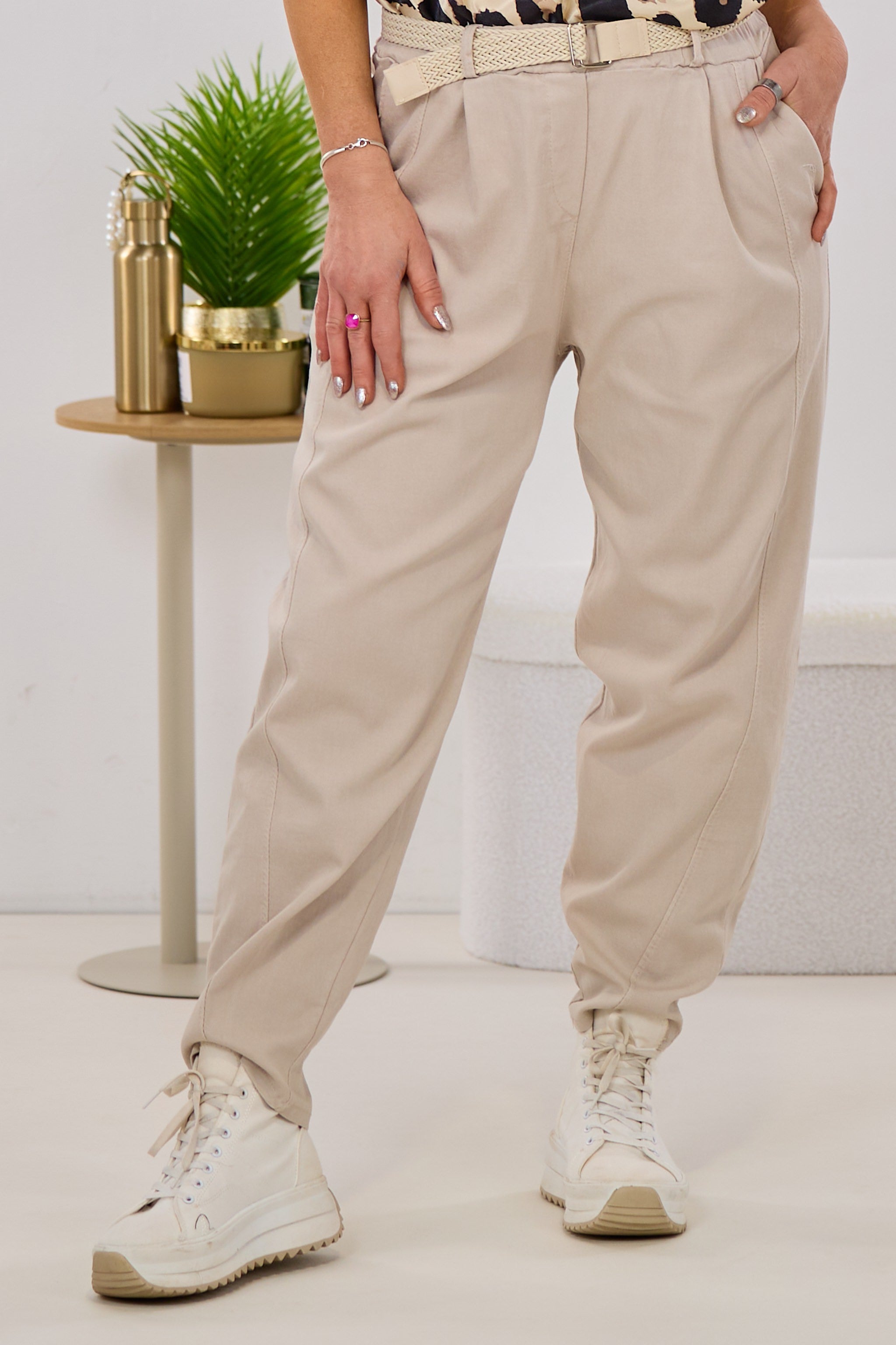 Hose im Jeans-Look mit Gürtel, beige