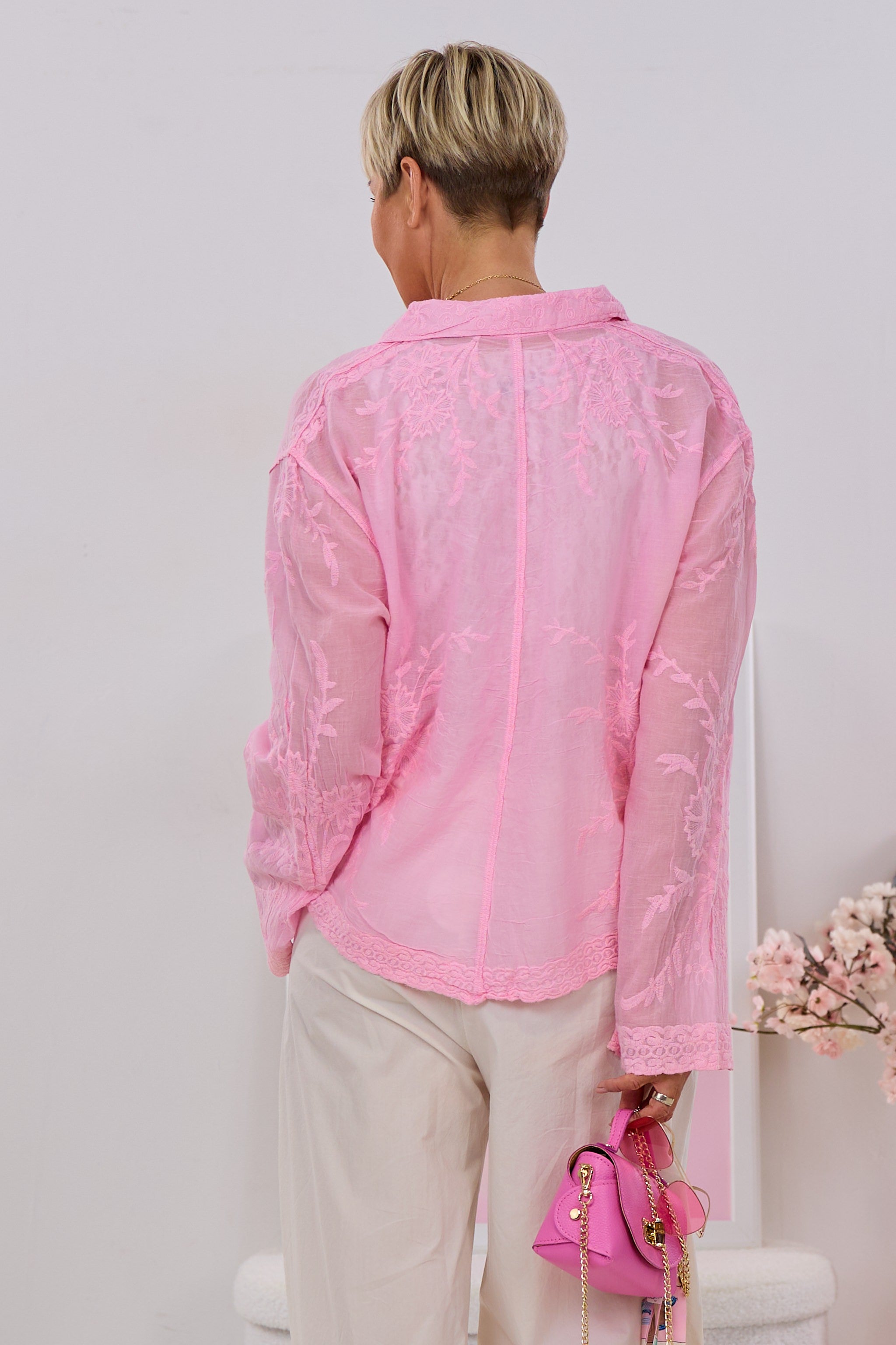 Transparente Bluse mit Stickereien, rosa