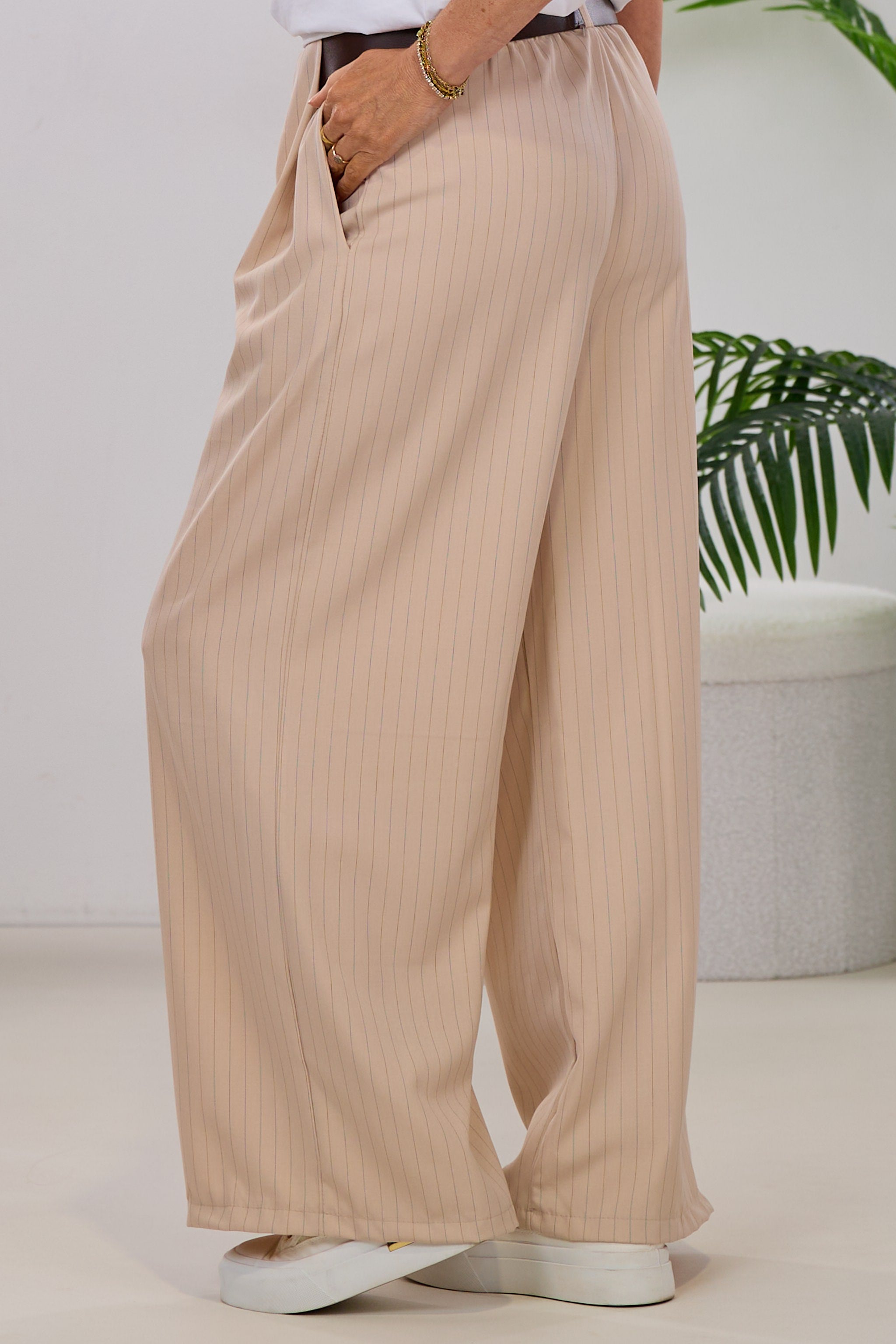 Nadelstreifen Hose mit besonderer Gürtelschlaufe, beige