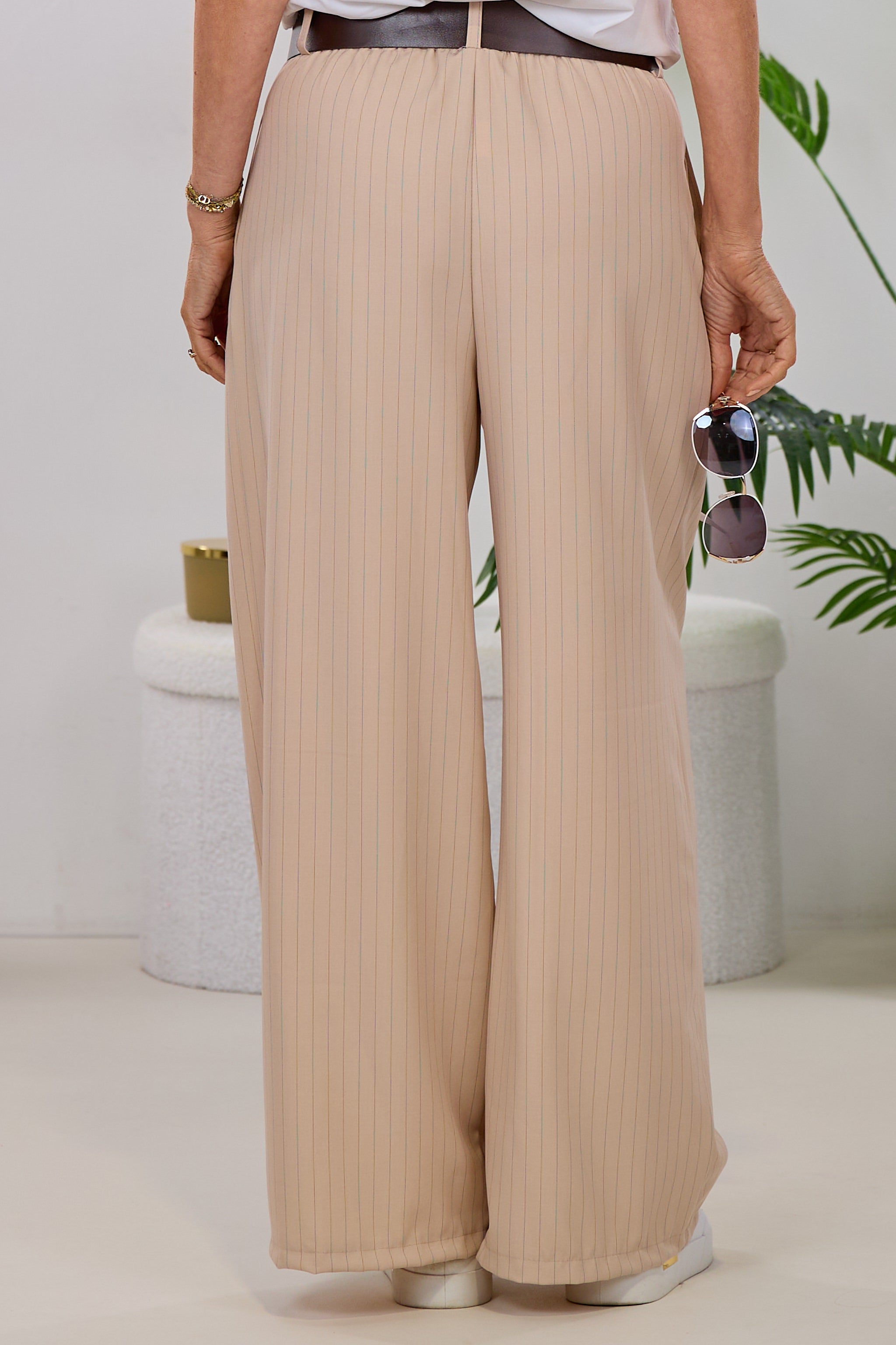 Nadelstreifen Hose mit besonderer Gürtelschlaufe, beige