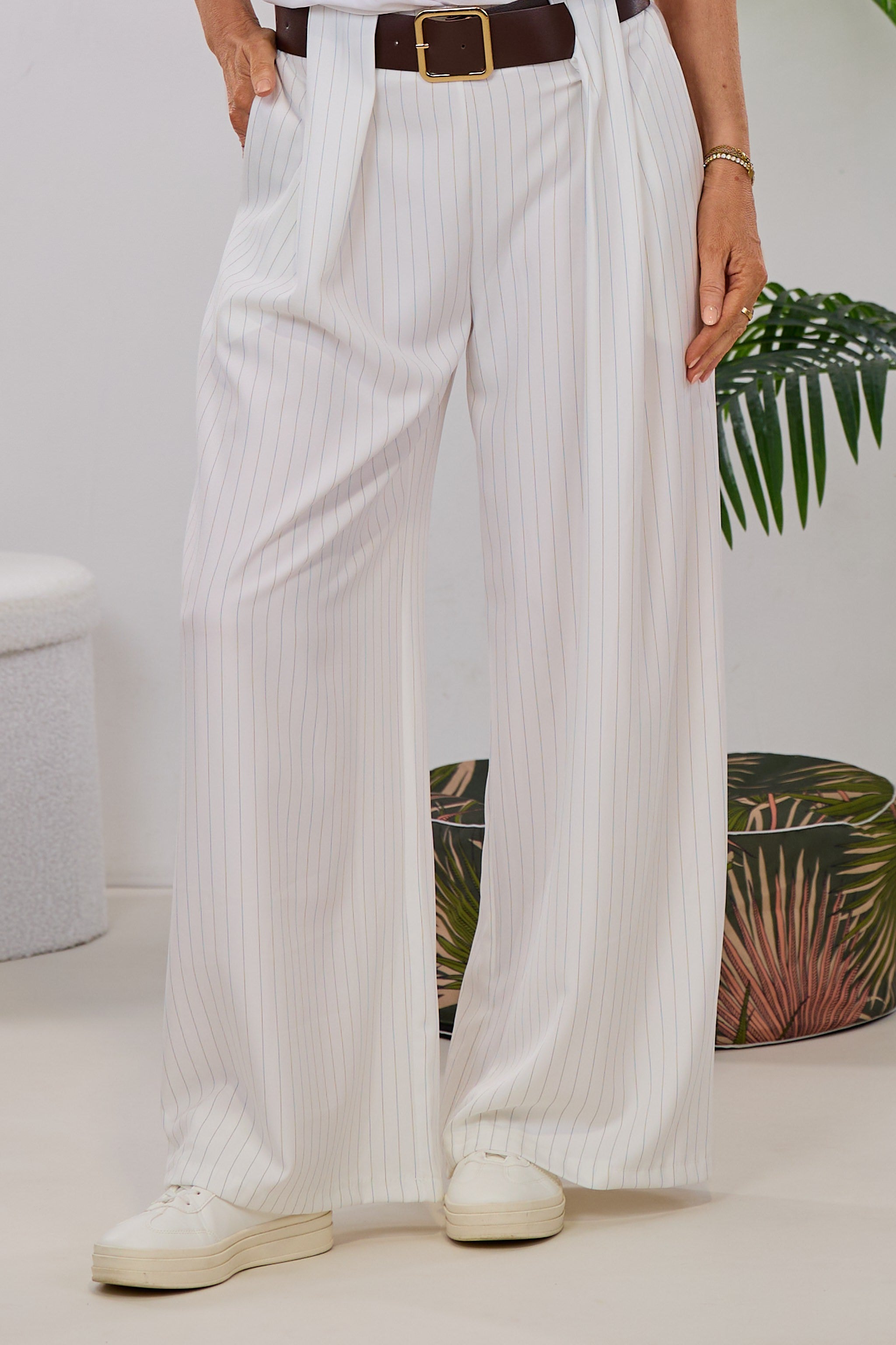 Nadelstreifen Hose mit besonderer Gürtelschlaufe, ecru