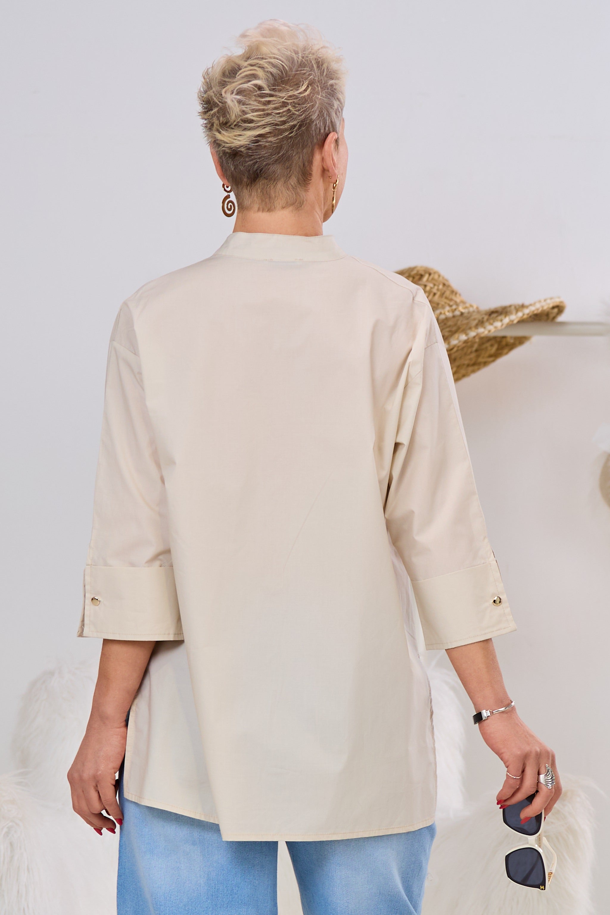 Bluse mit Stehkragen und Manschetten, beige