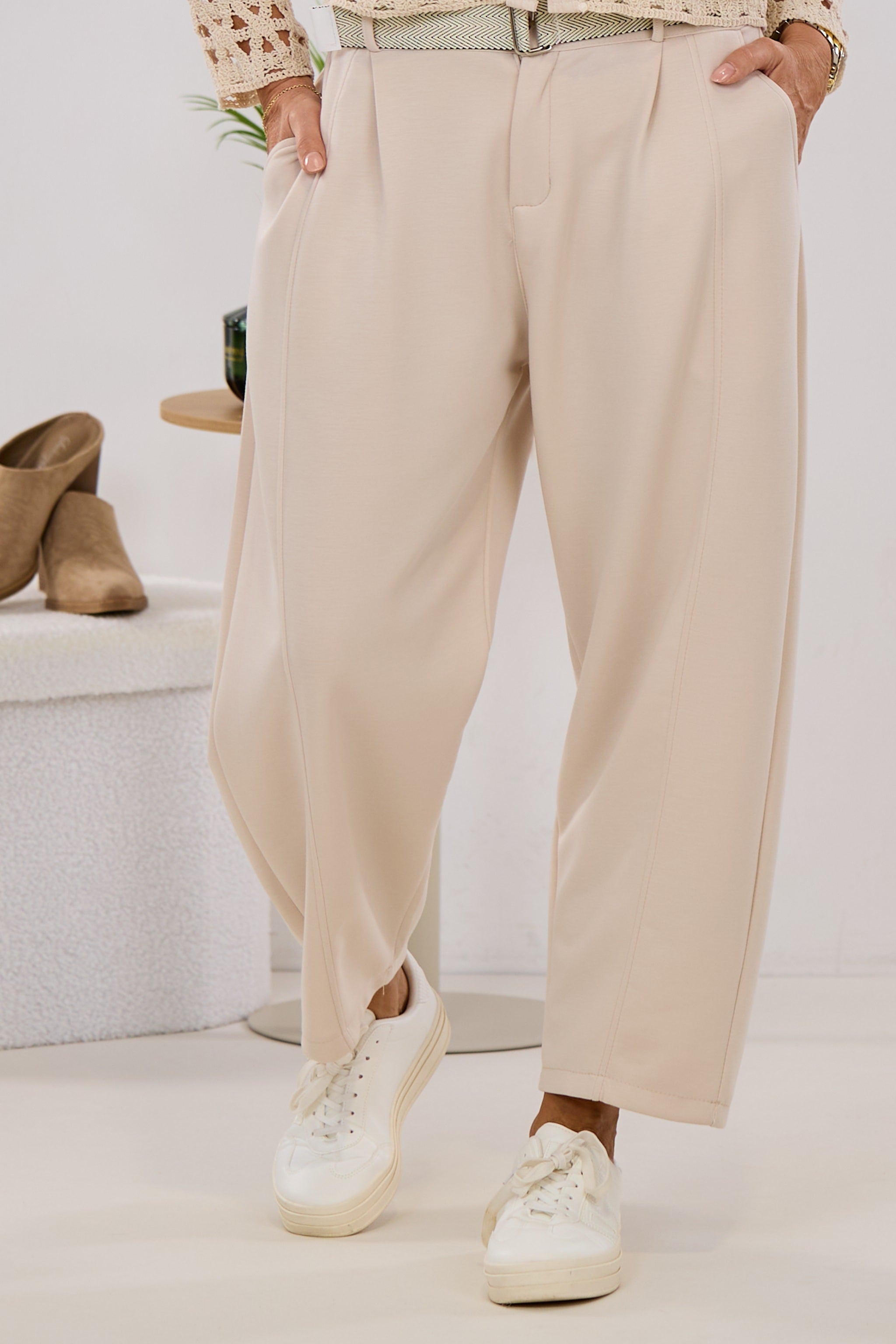Weiche Hose mit Gürtel, beige