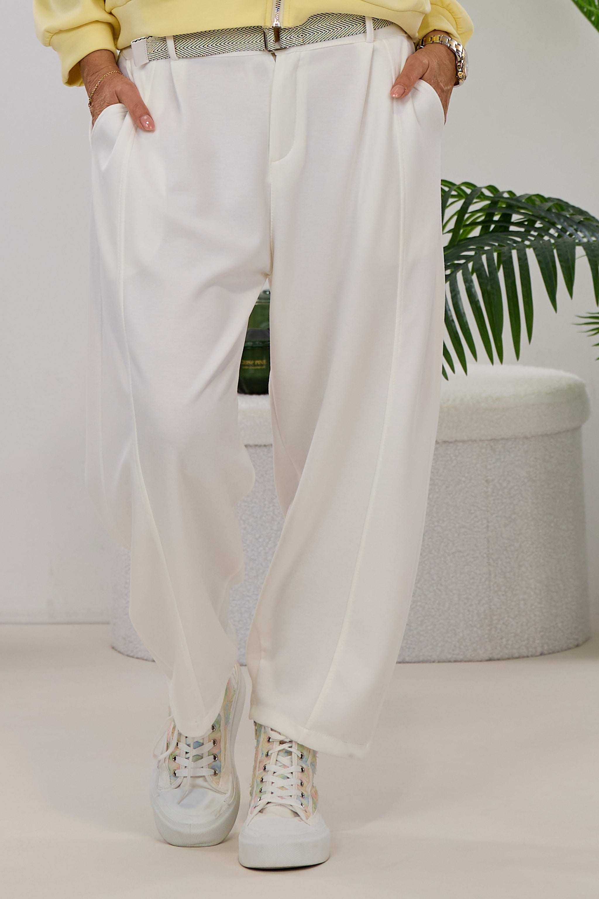 Weiche Hose mit Gürtel, ecru