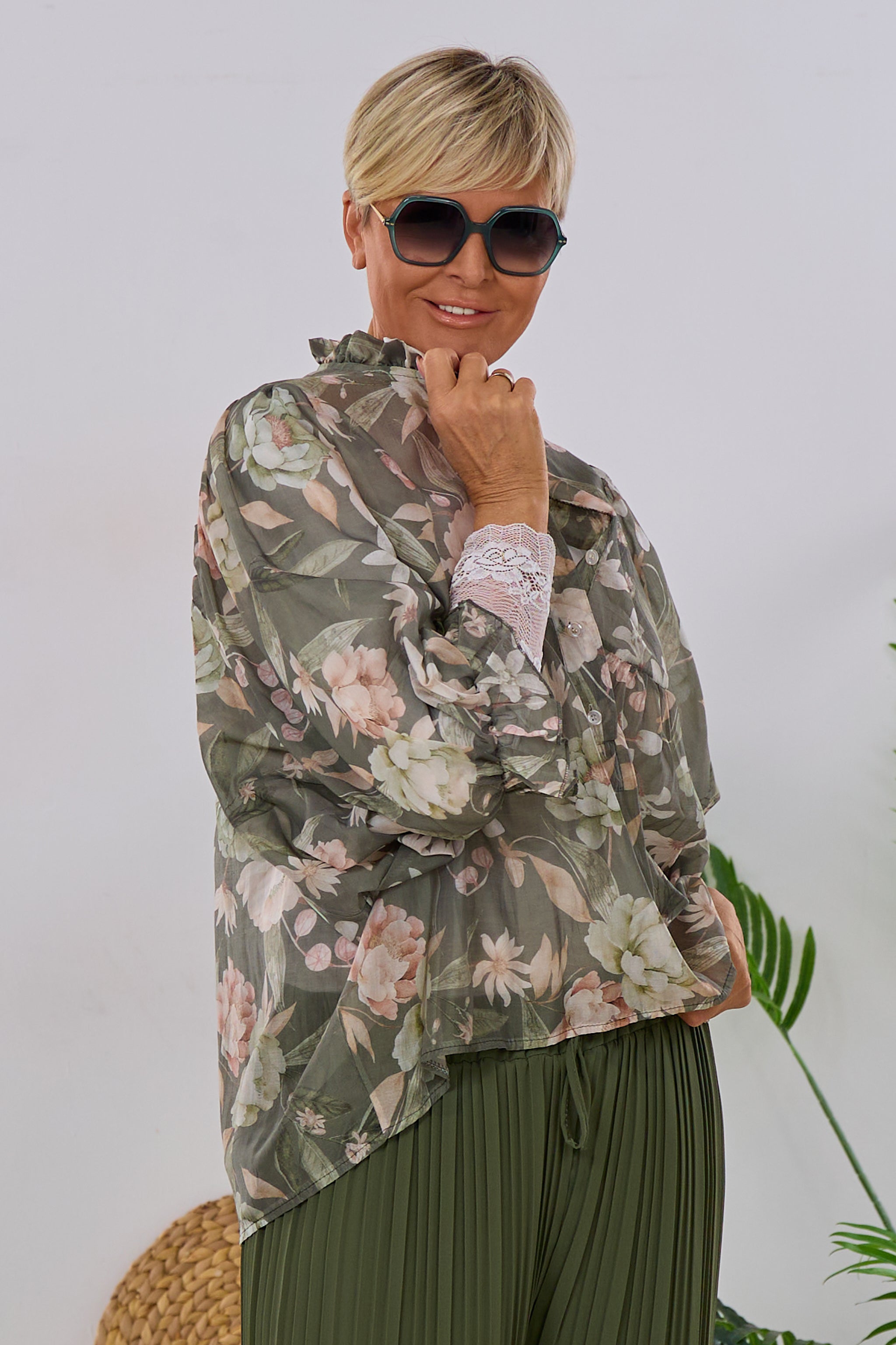 Transparente Bluse mit weiten Ärmeln, khaki-geblümt