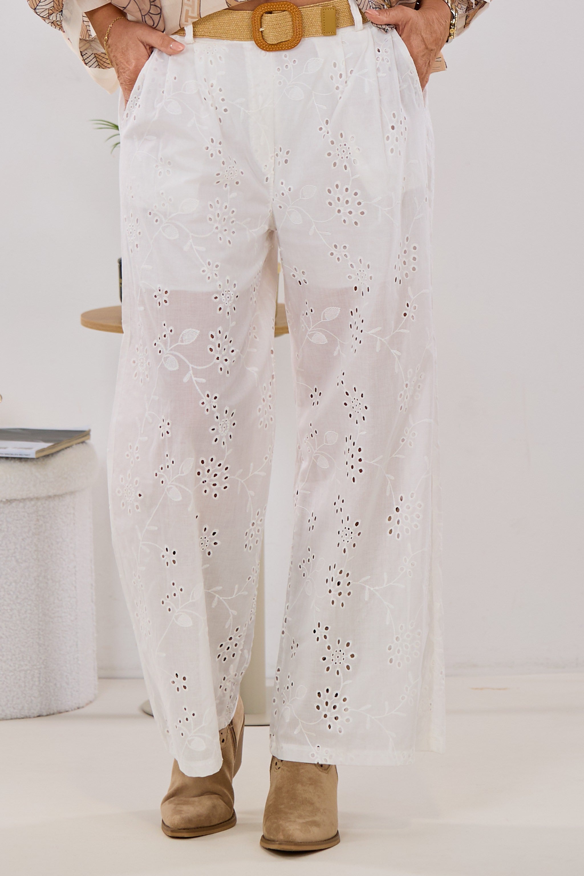 Leichte Baumwollhose mit Lochstickerei, weiß