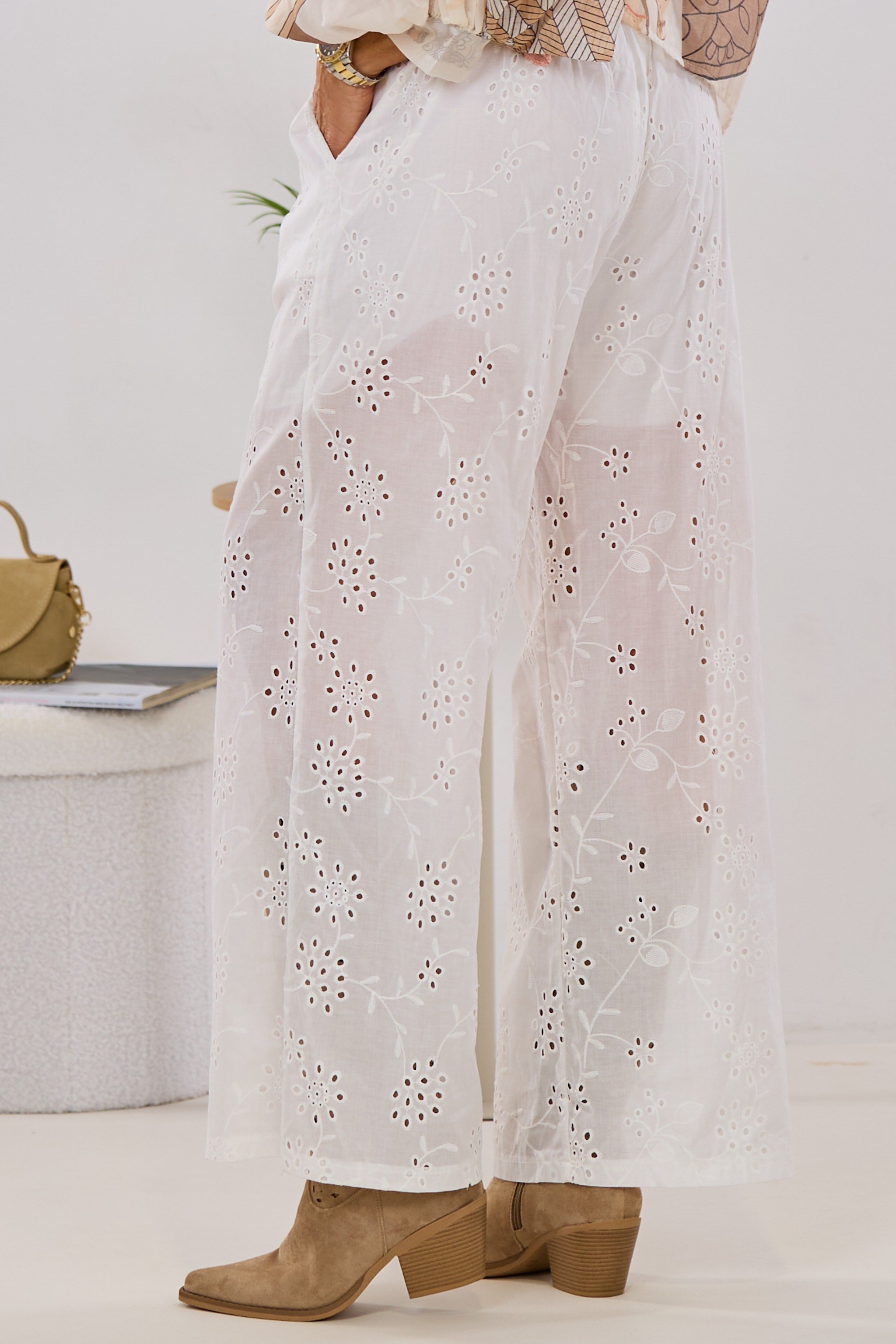 Leichte Baumwollhose mit Lochstickerei, weiß