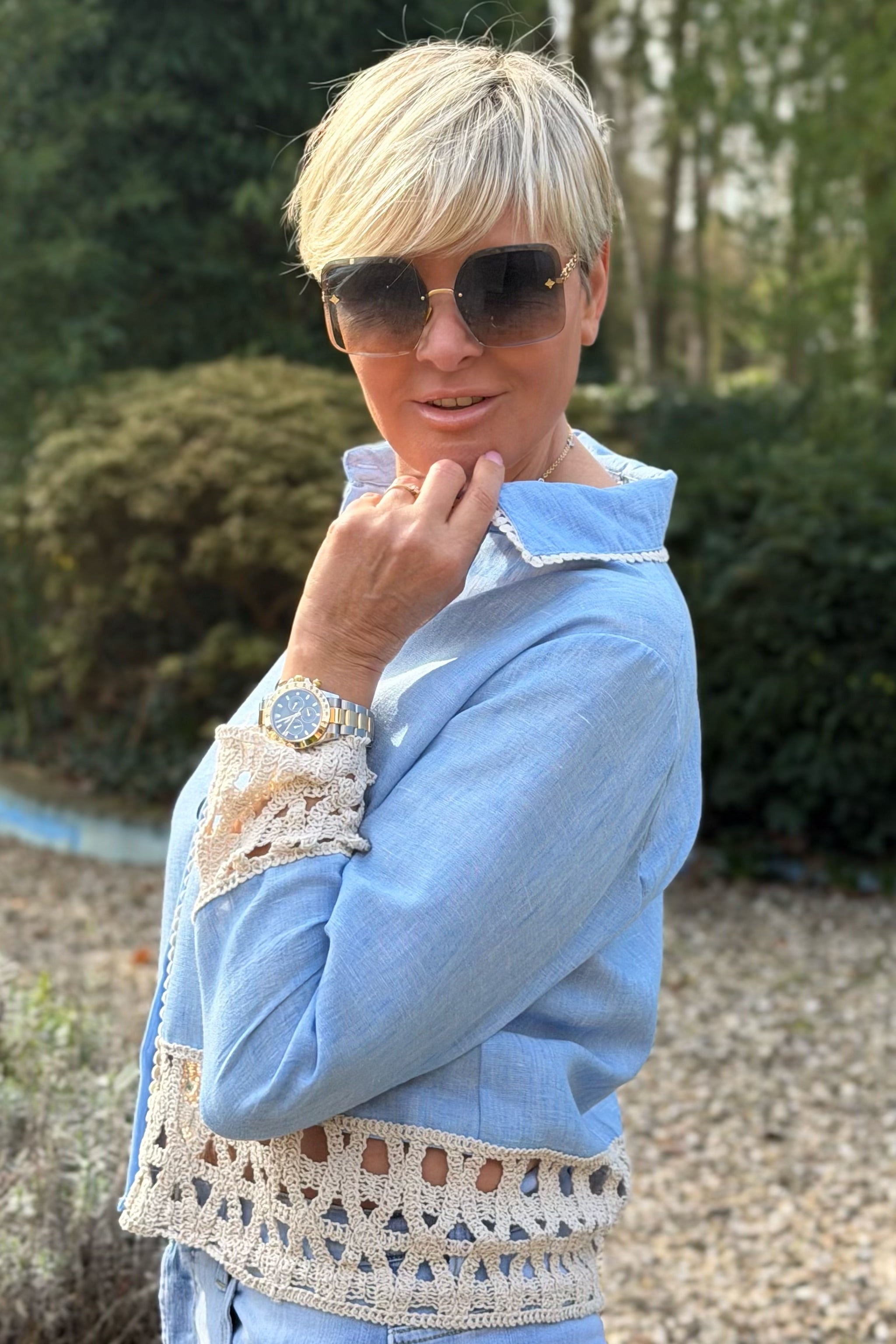 Bluse mit Häkelbordüre, hellblau-beige