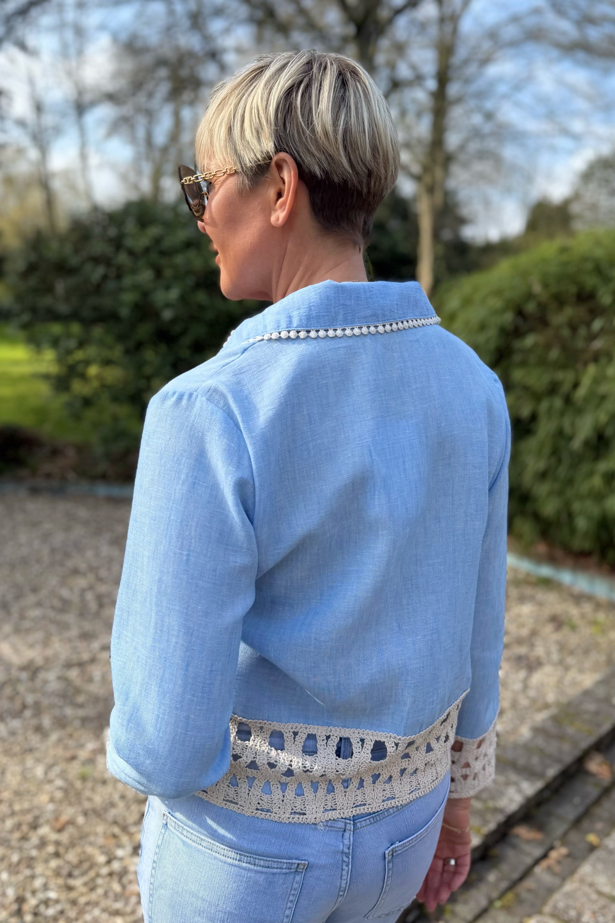 Bluse mit Häkelbordüre, hellblau-beige