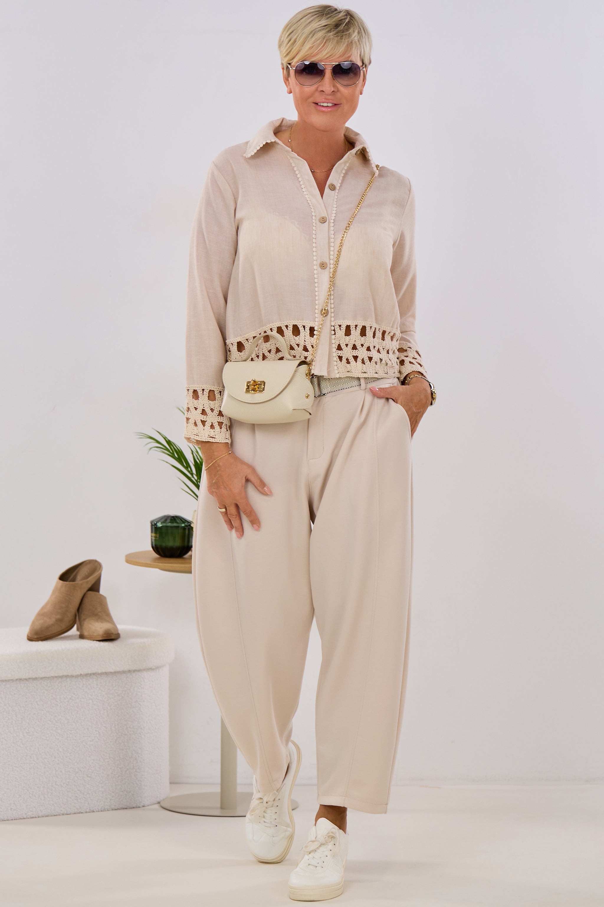 Bluse mit Häkelbordüre, beige