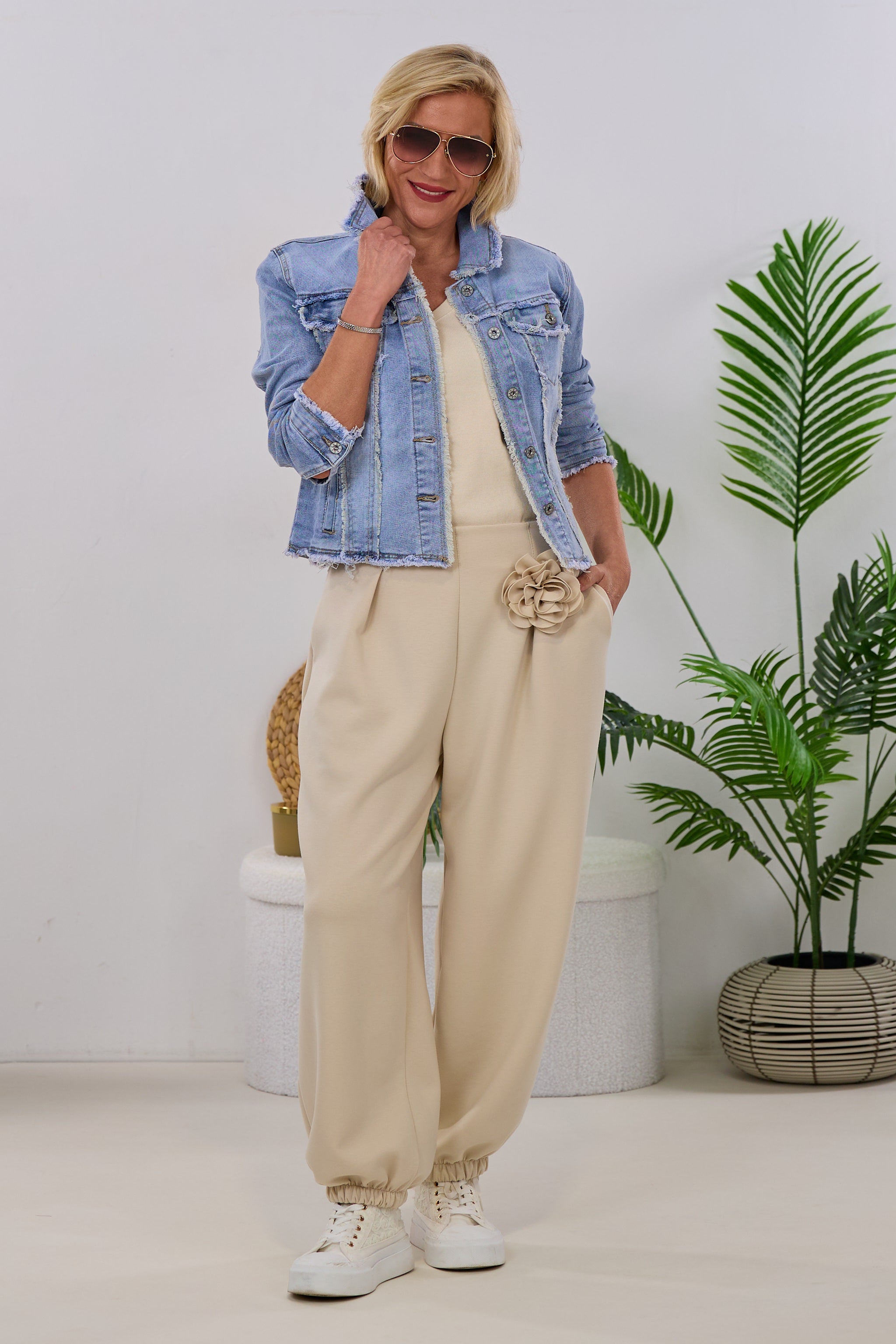 Cozy Hose mit Ansteckblume, beige