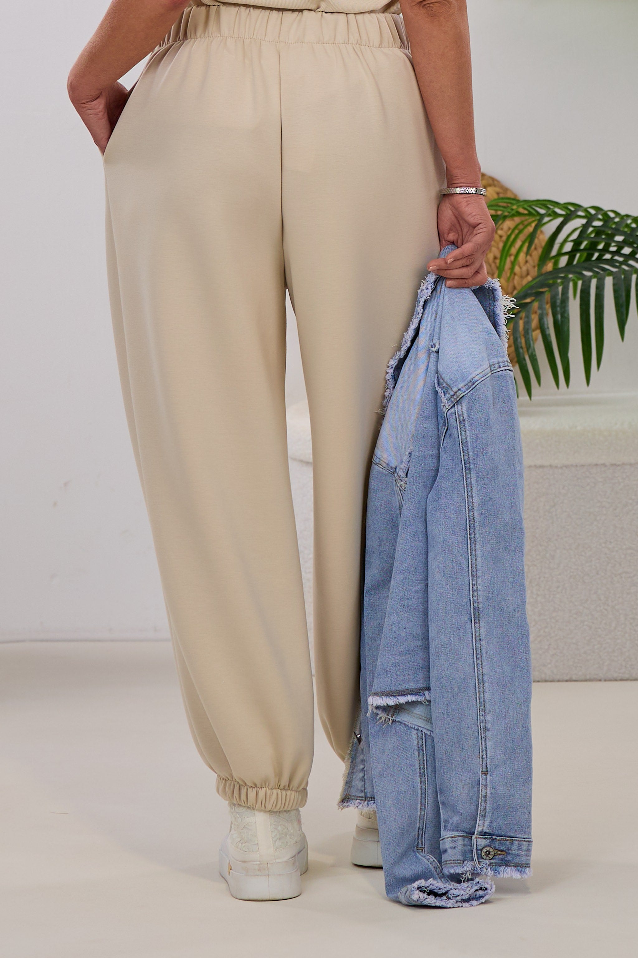 Cozy Hose mit Ansteckblume, beige