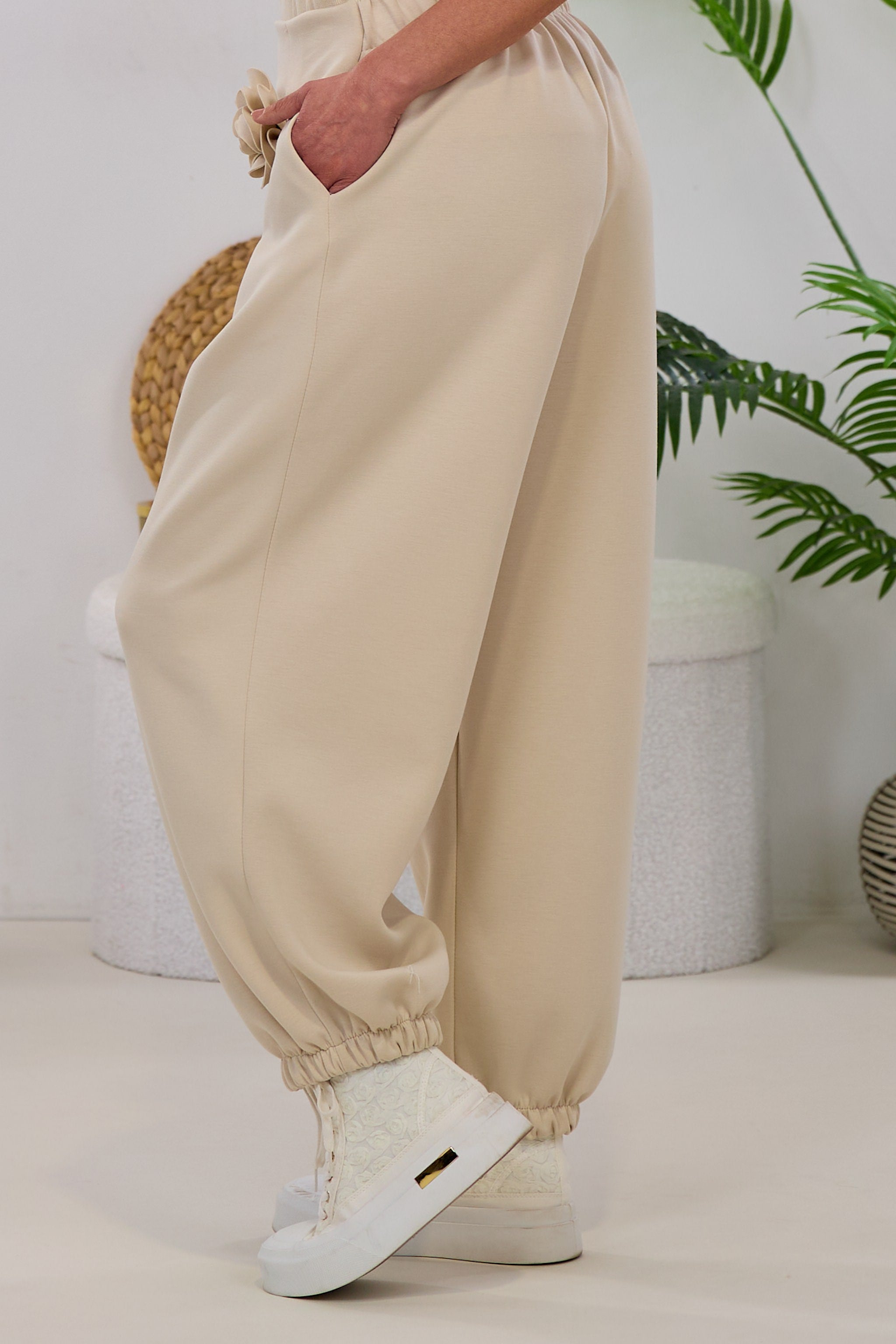 Cozy Hose mit Ansteckblume, beige