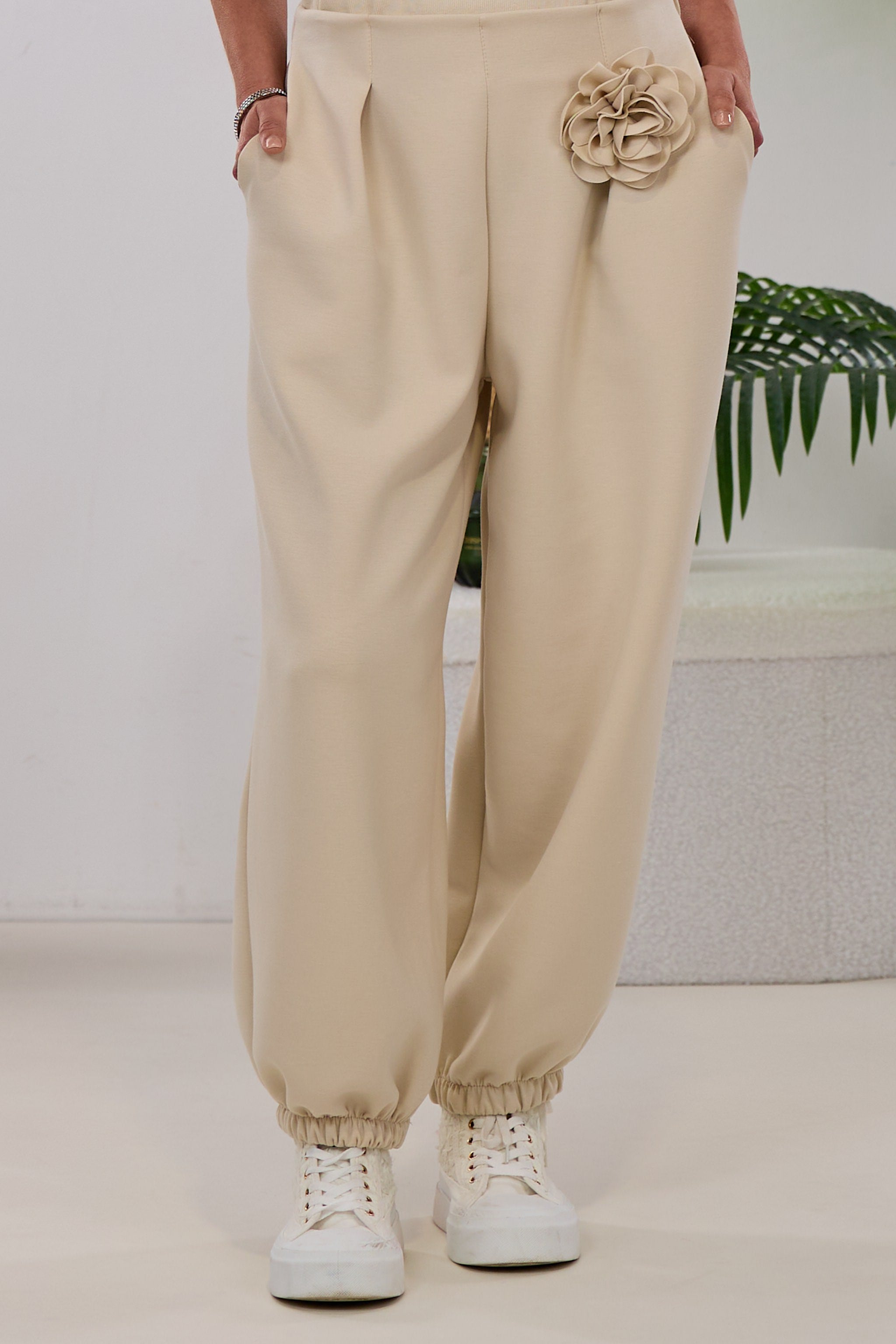 Cozy Hose mit Ansteckblume, beige