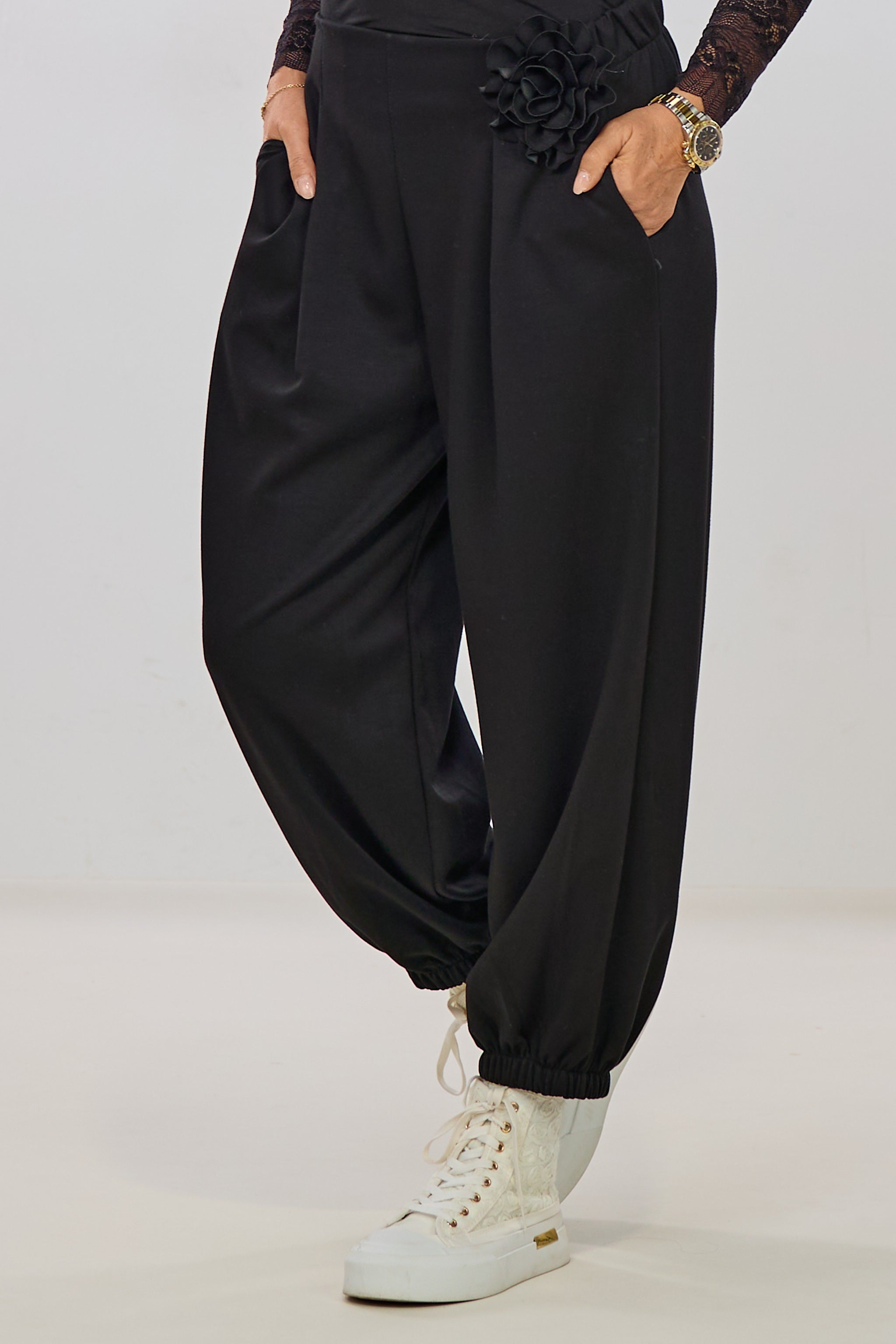 Cozy Hose mit Ansteckblume, schwarz