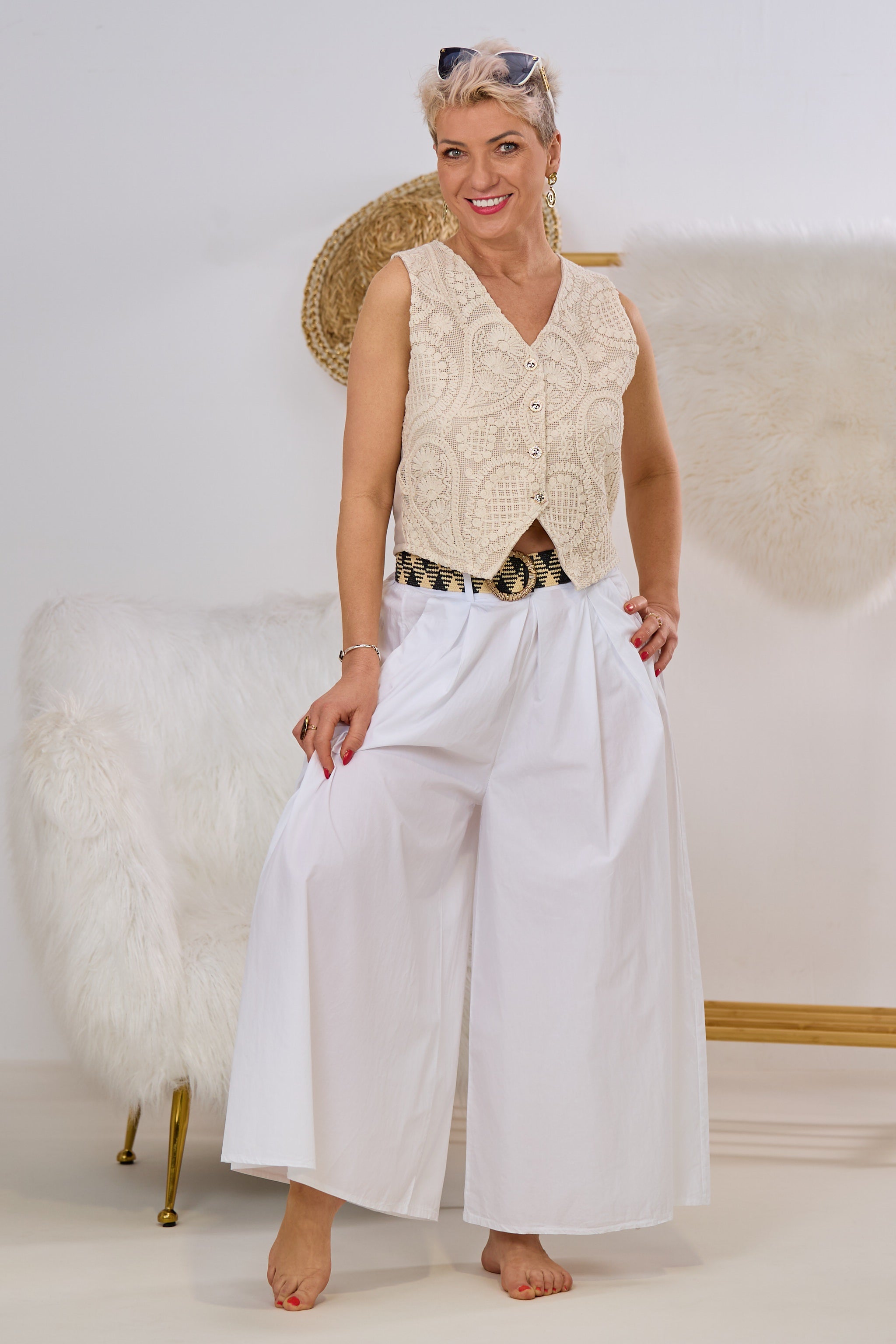 Hosenrock mit Falten und breitem Gürtel, weiß