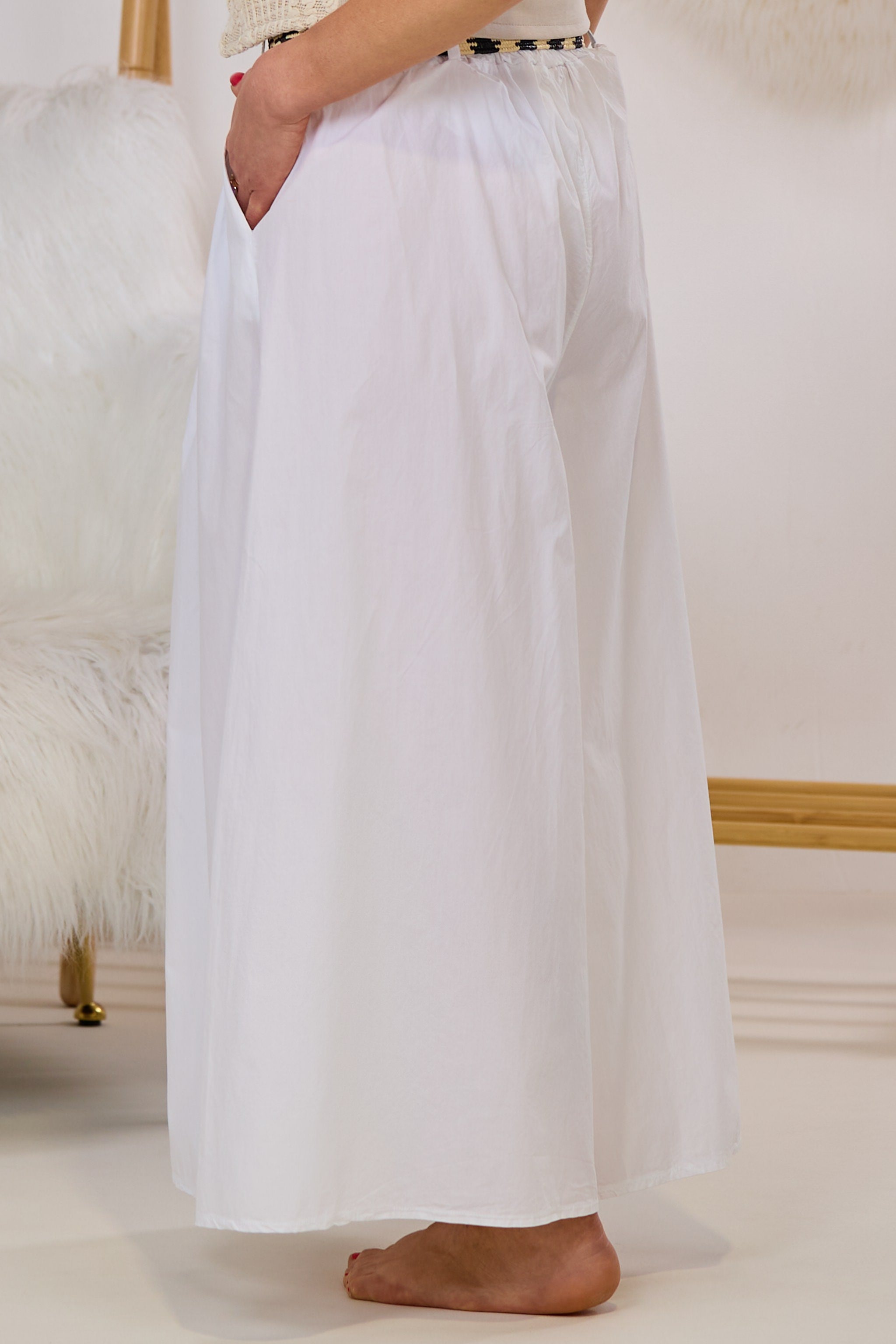 Hosenrock mit Falten und breitem Gürtel, weiß