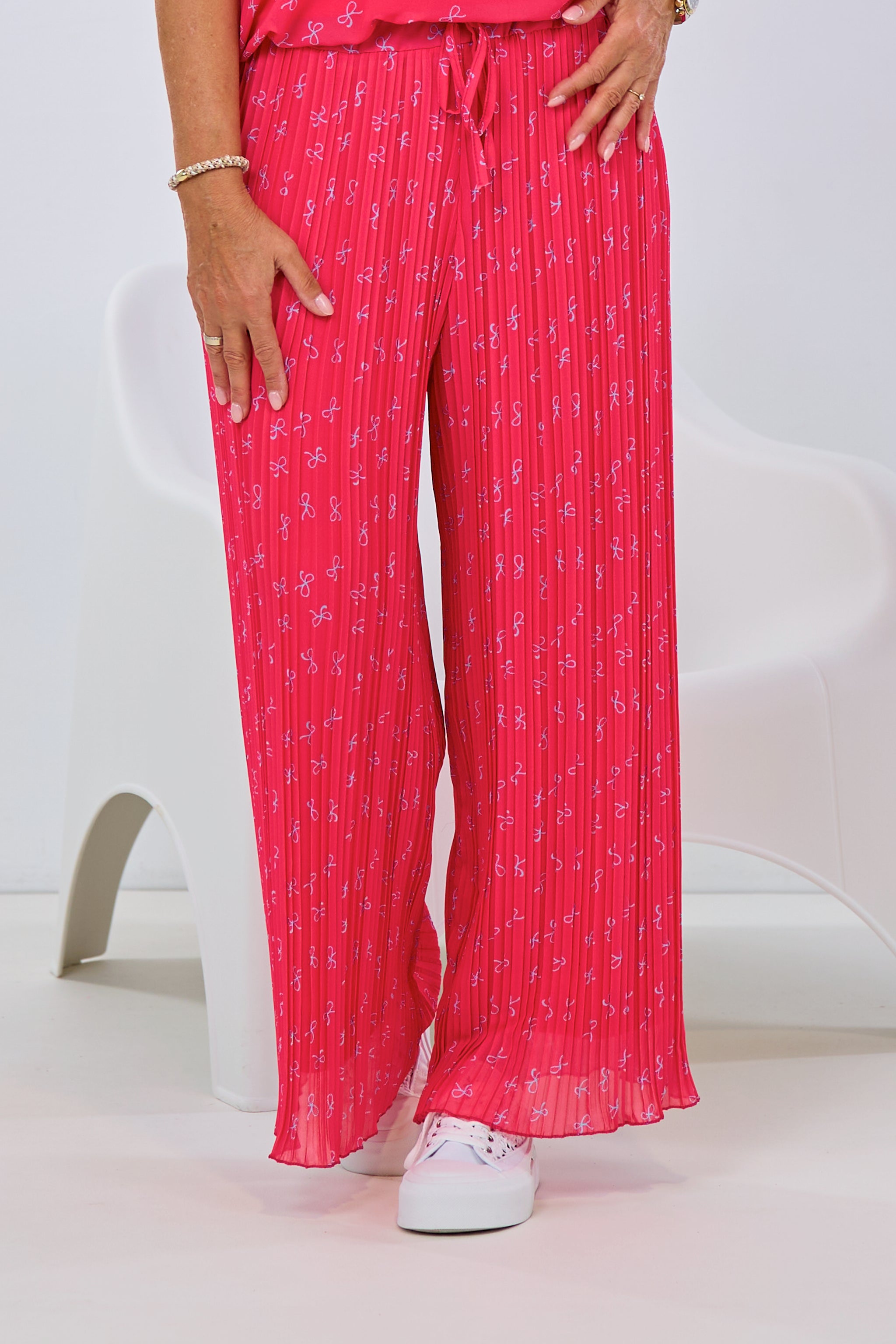 Plissee Hose mit Schleifen, rot-hellblau