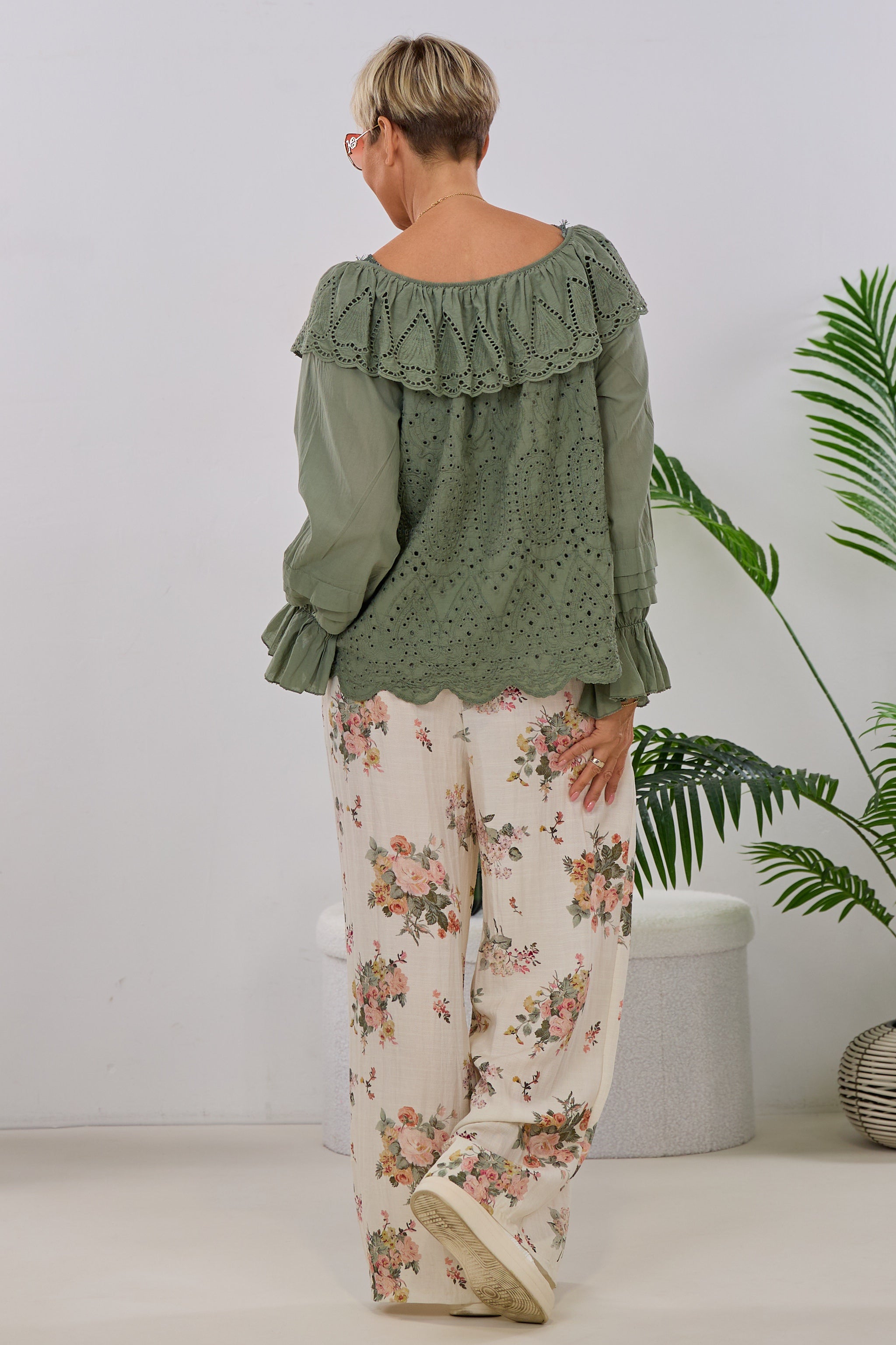 Bluse mit Lochstickereien, khaki