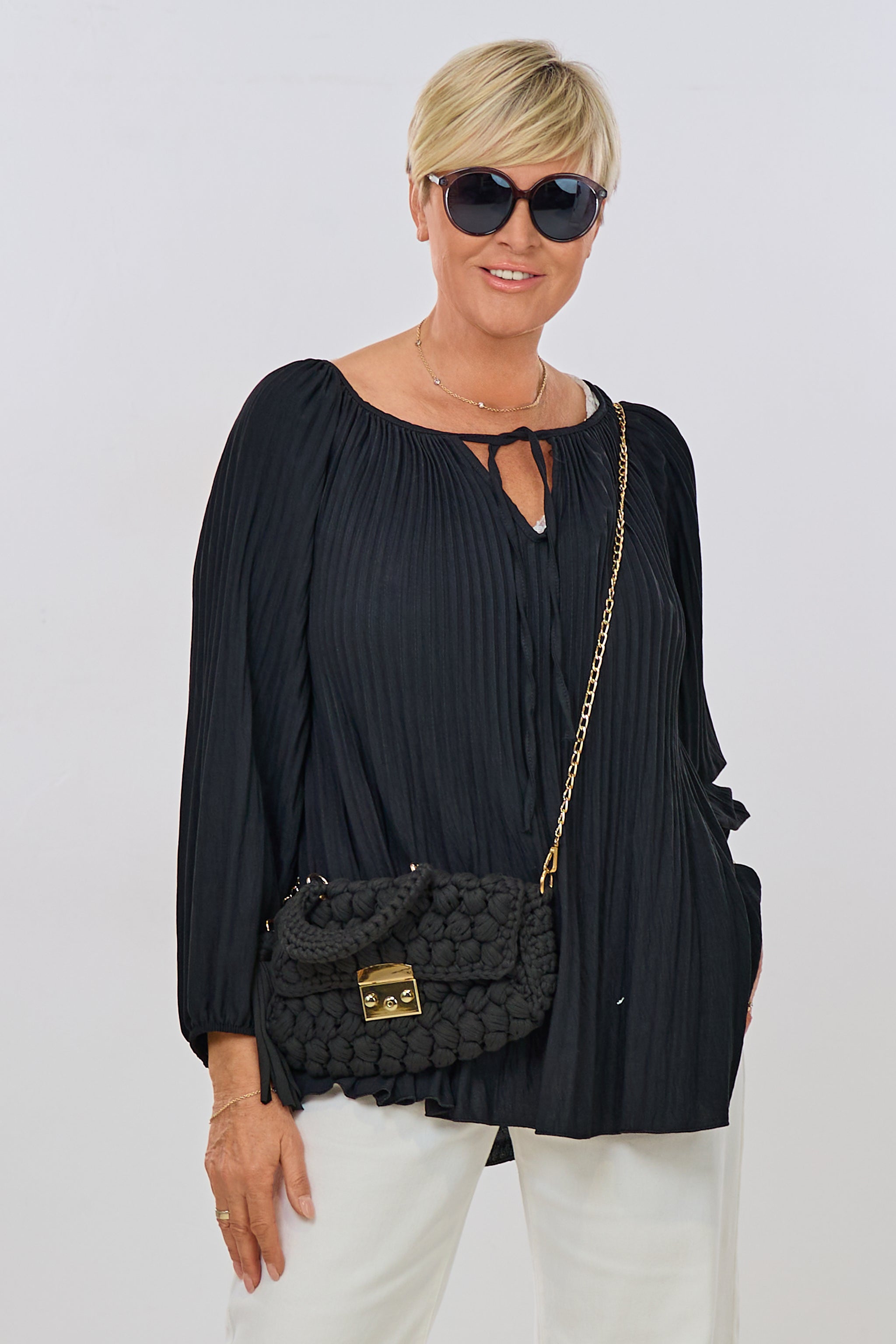 Plissee Bluse mit V-Ausschnitt, schwarz