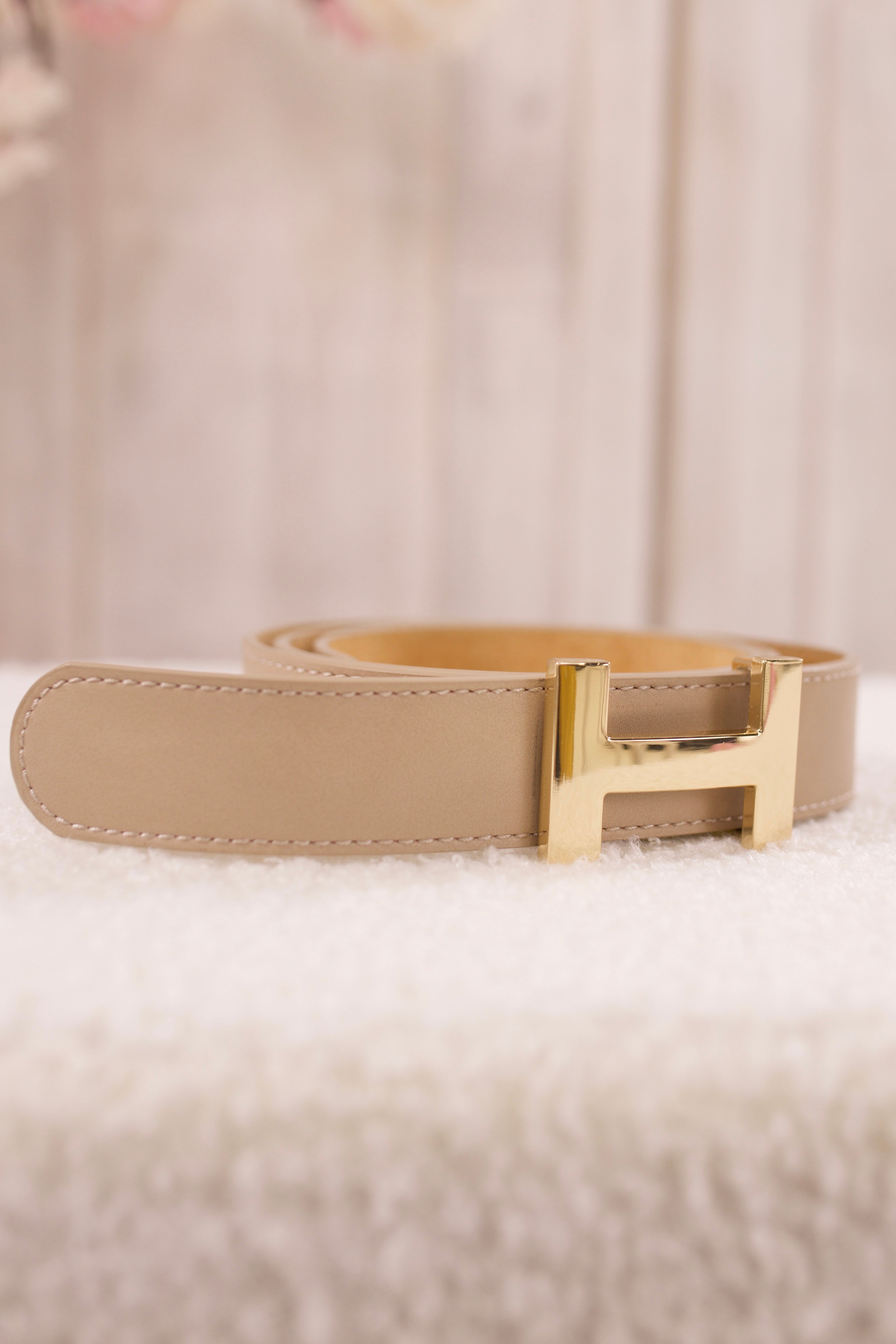 Ledergürtel mit goldener Schnalle, beige