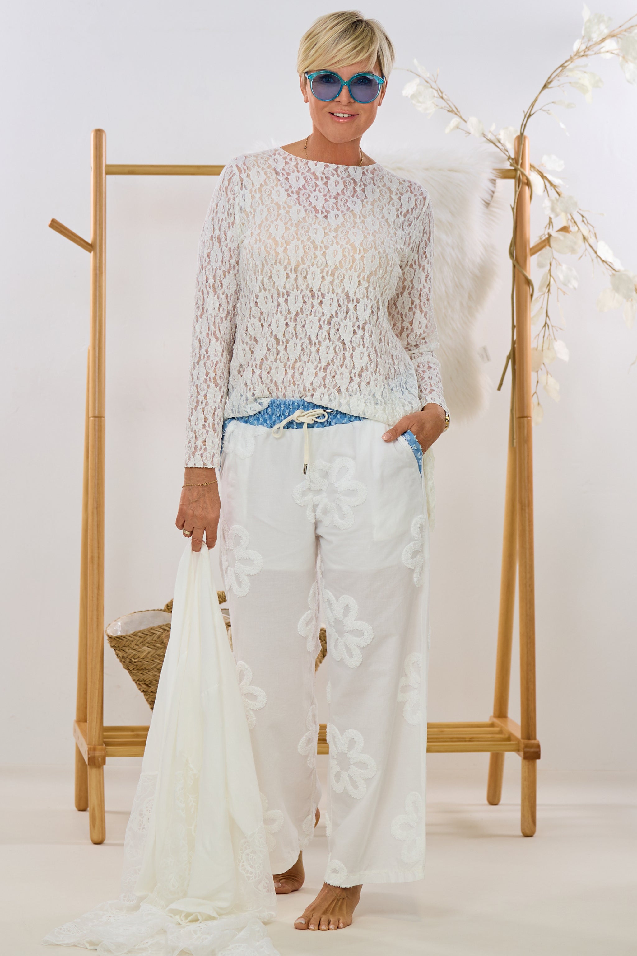 Hose mit aufgeflockten Blüten, weiß