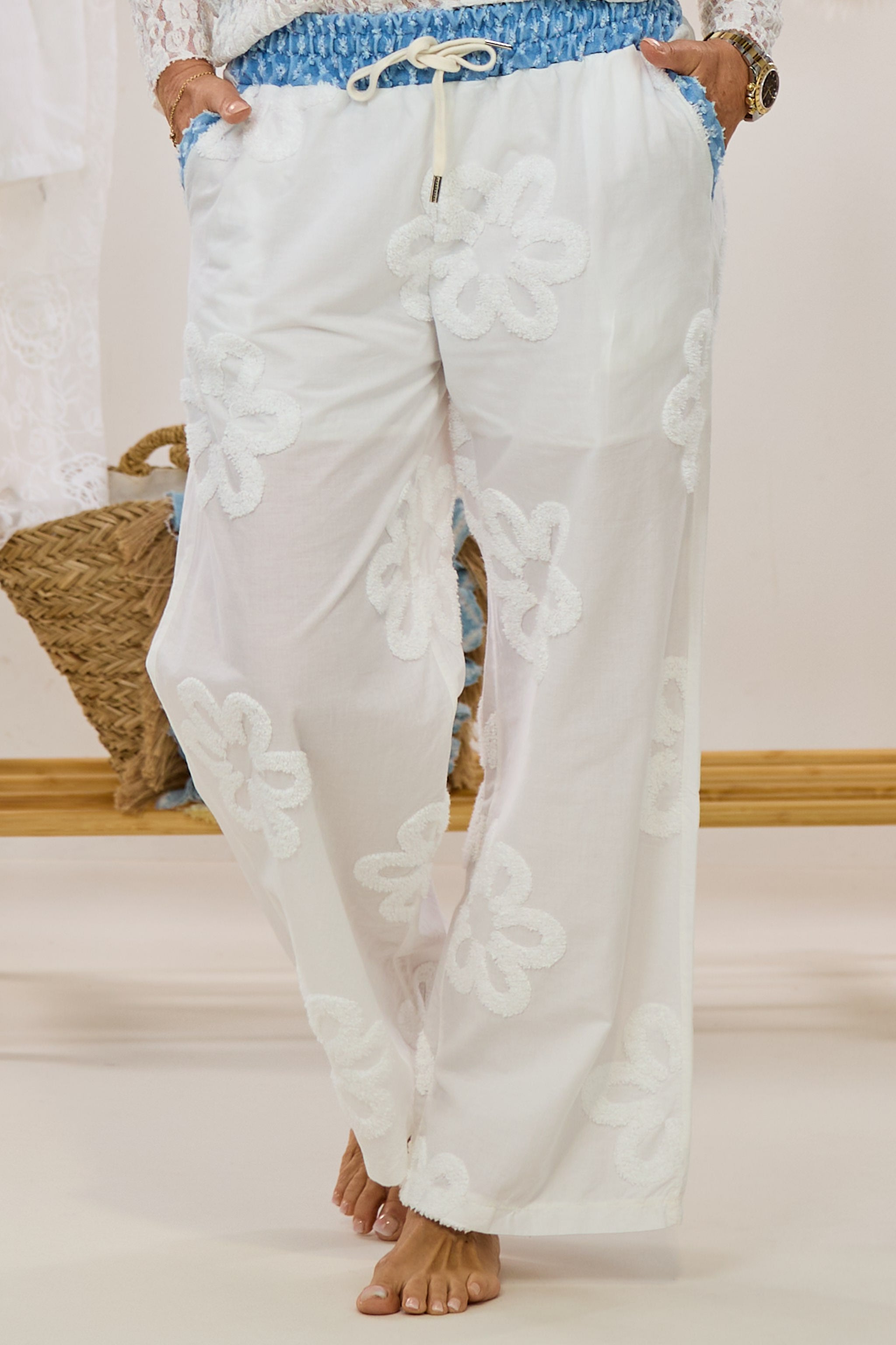 Hose mit aufgeflockten Blüten, weiß