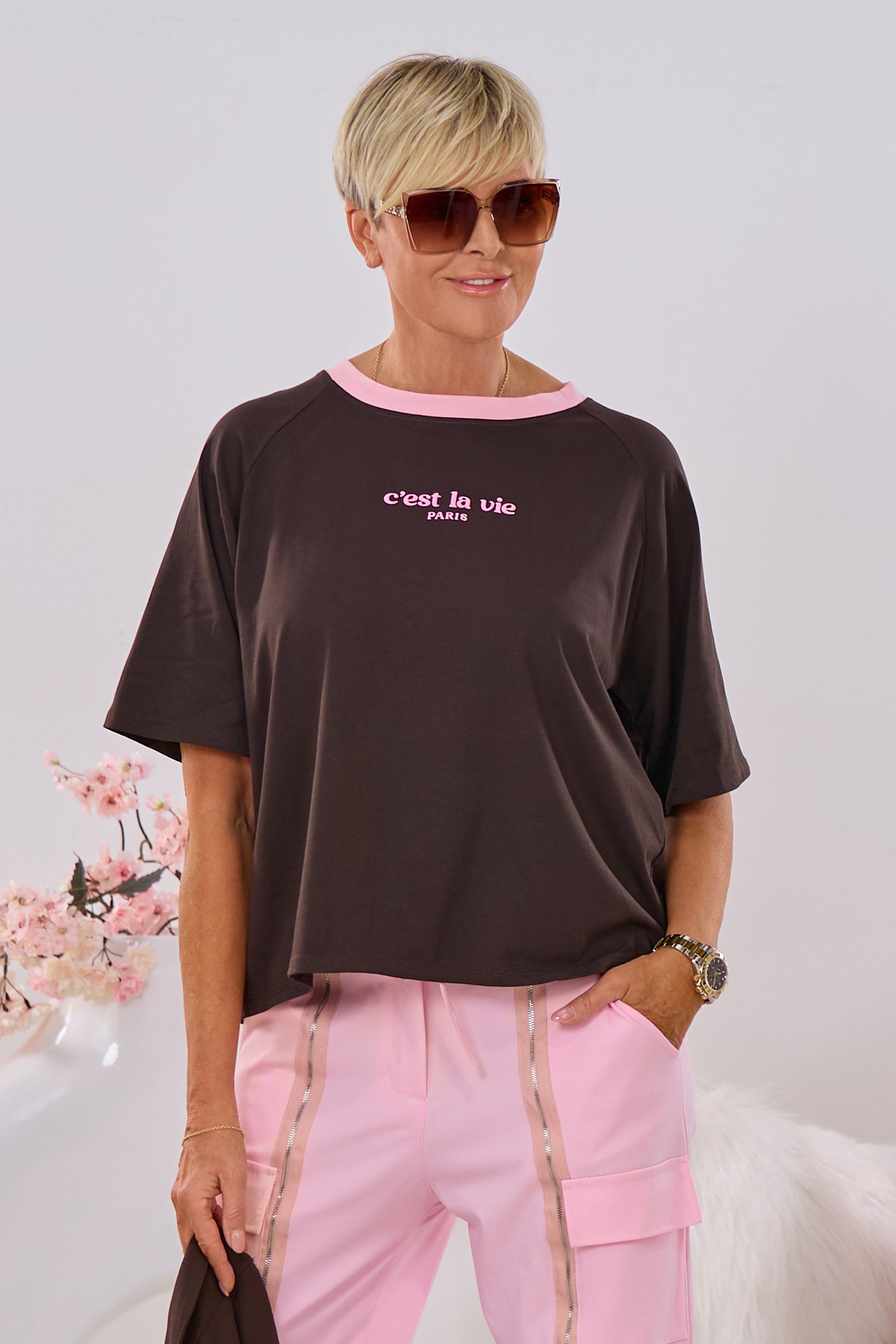 T-Shirt C'EST LA VIE mit Raglanärmeln, braun