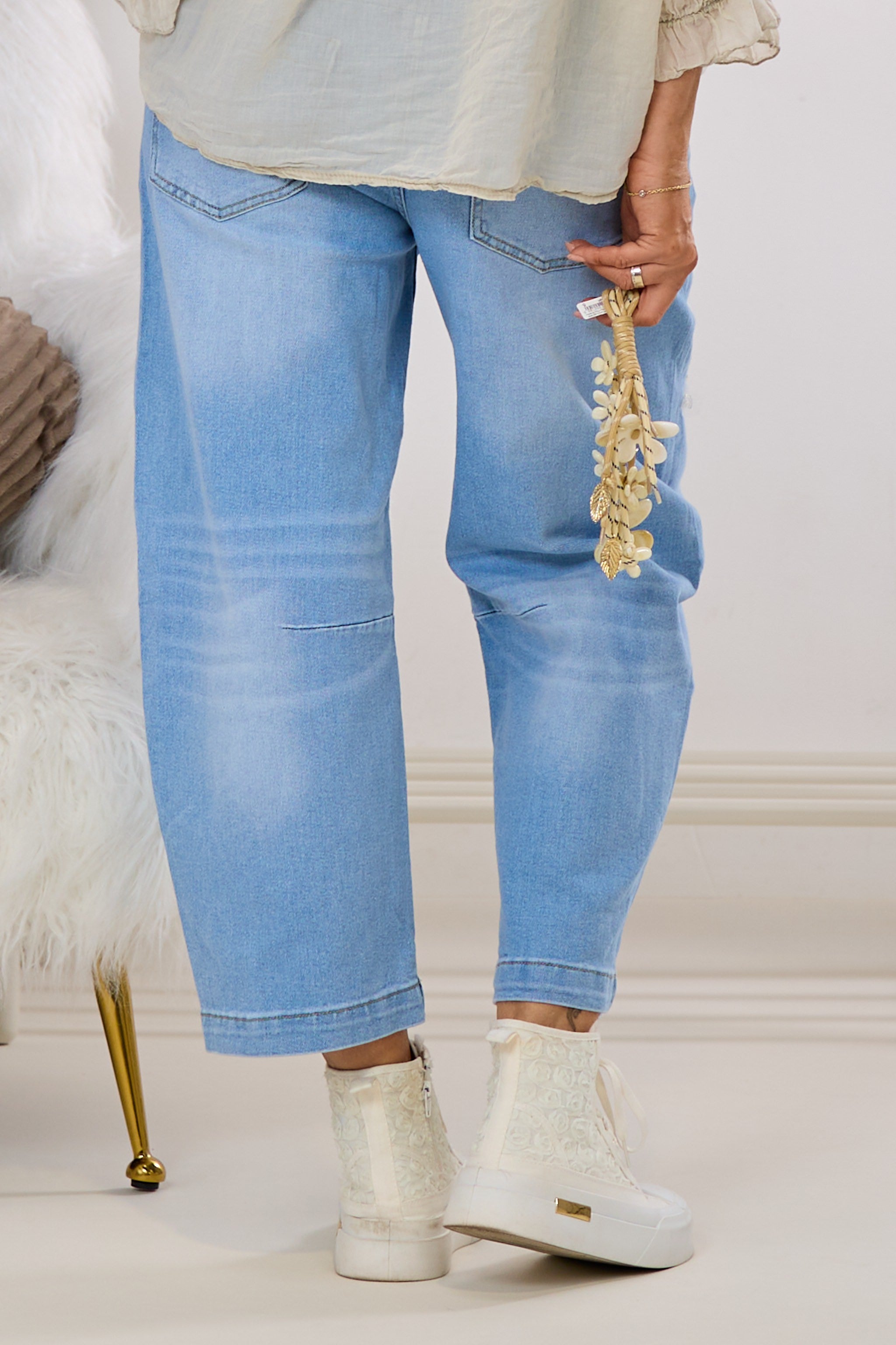 Jeans im leichten Balloon-Style mit Blüten, hell denim
