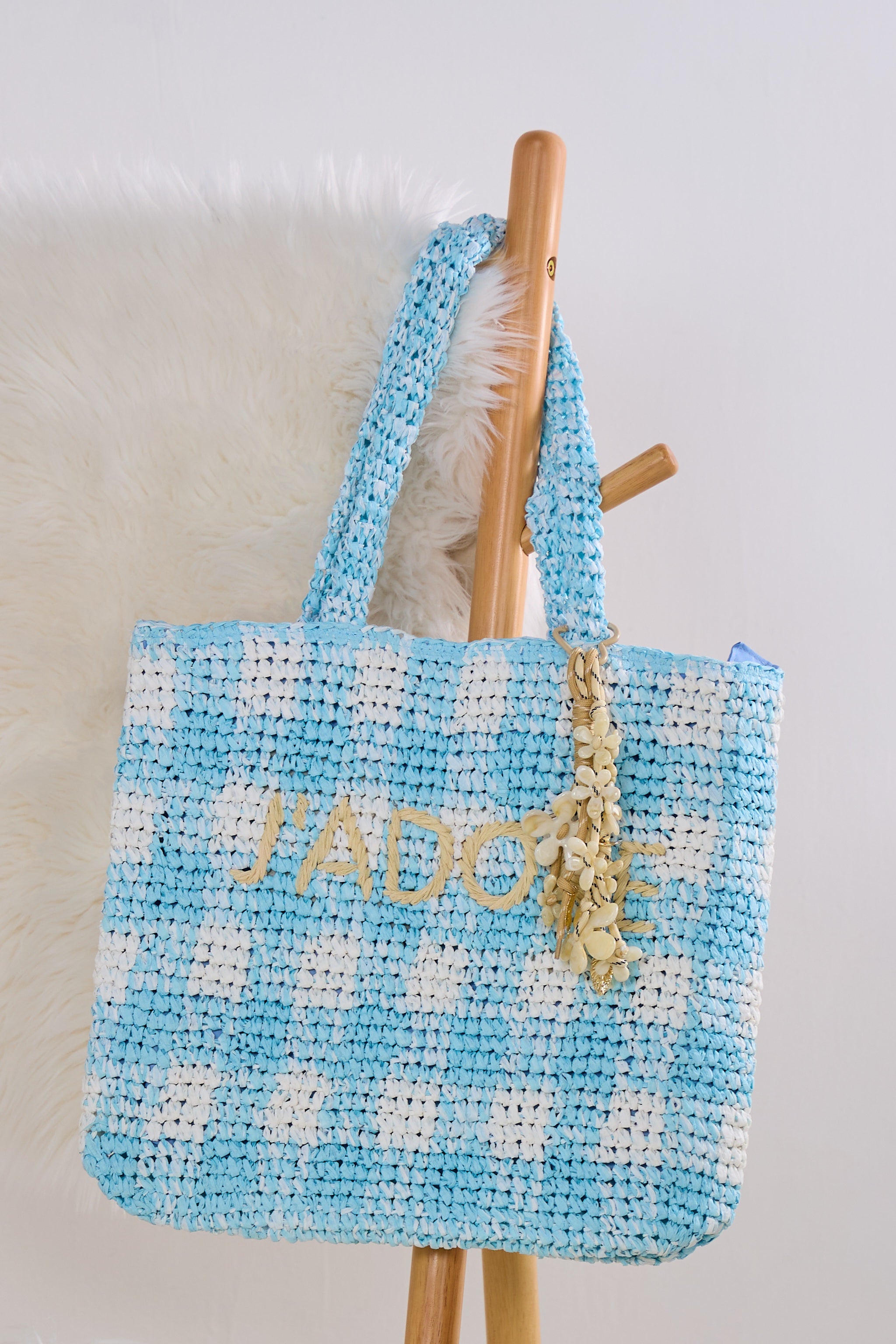 Umhängetasche aus Bast, hellblau-weiß