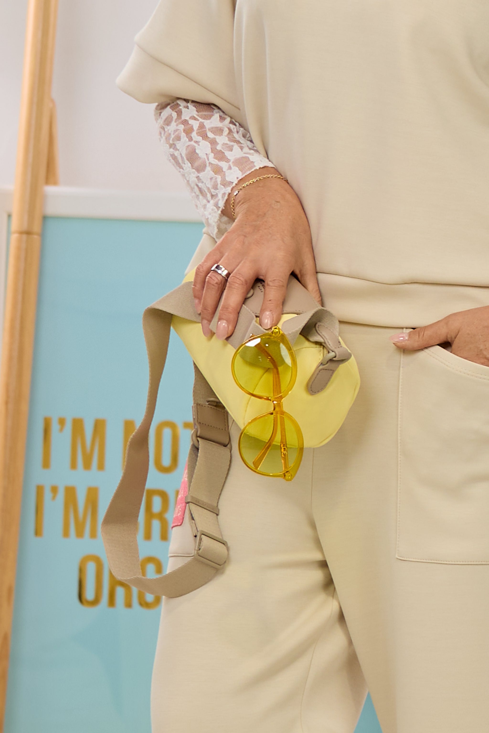 Kleine zylindrische Umhängetasche, gelb