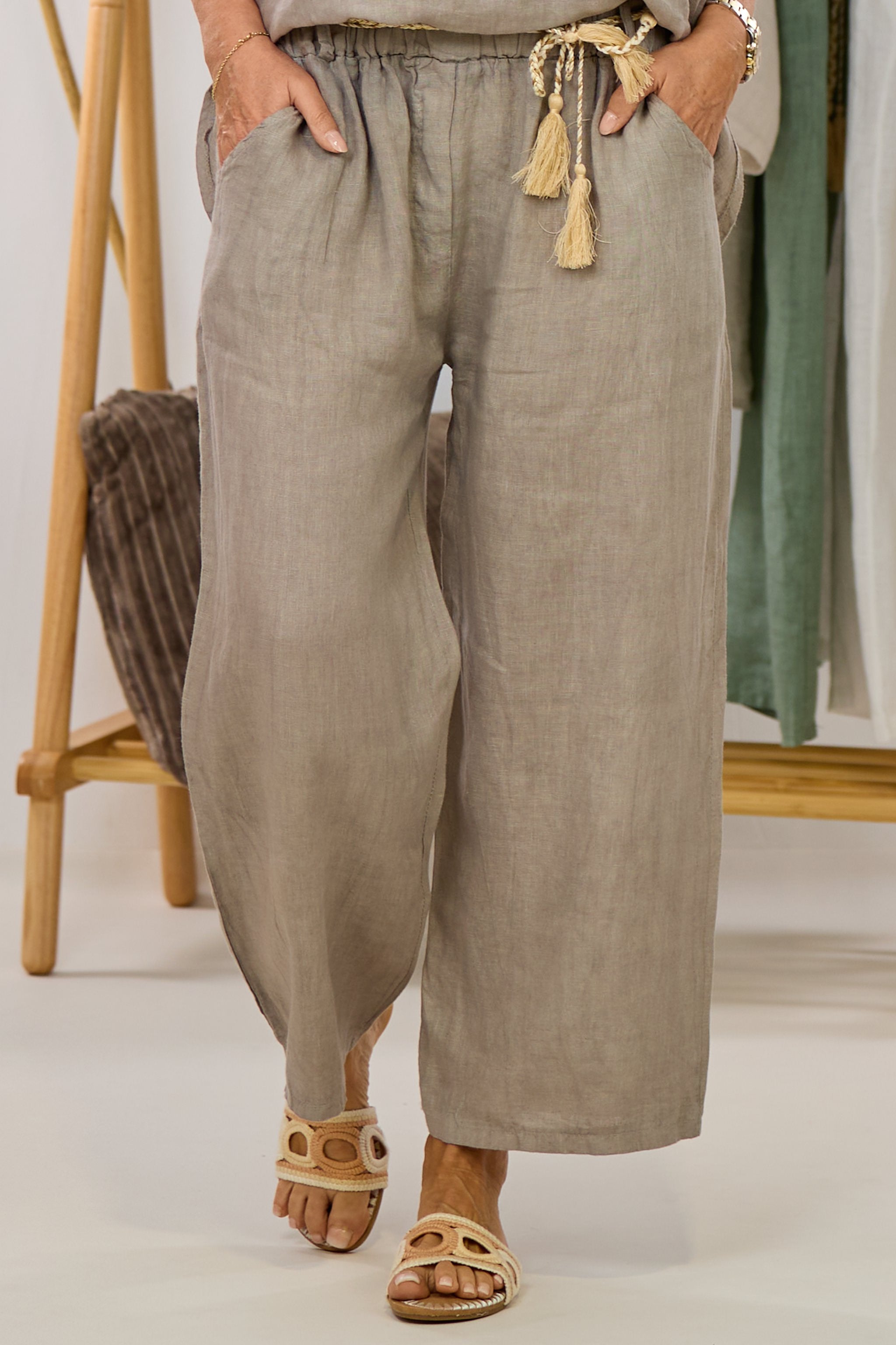 Leinenhose mit geflochtenem Gürtel, taupe
