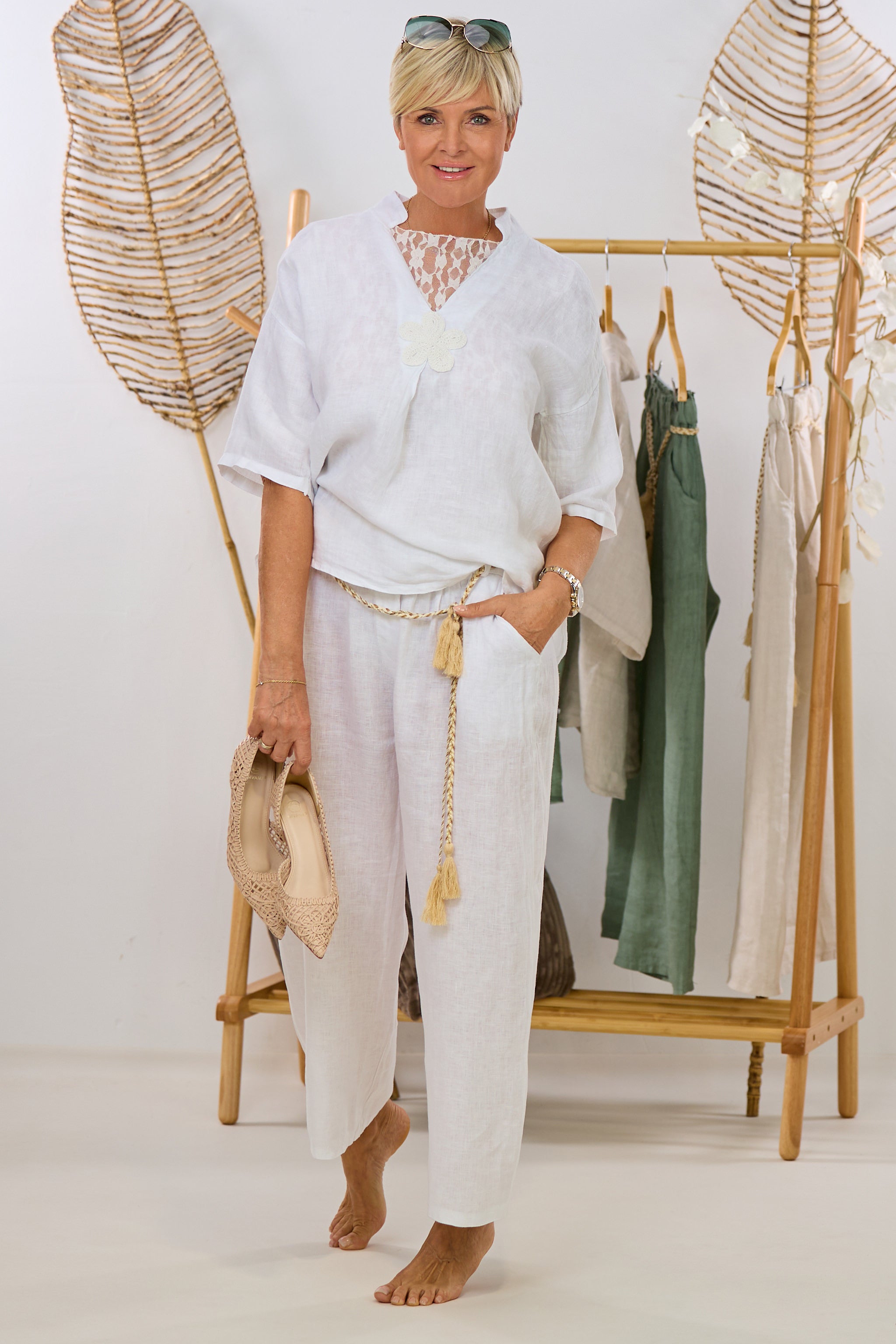 Leinenhose mit geflochtenem Gürtel, weiß