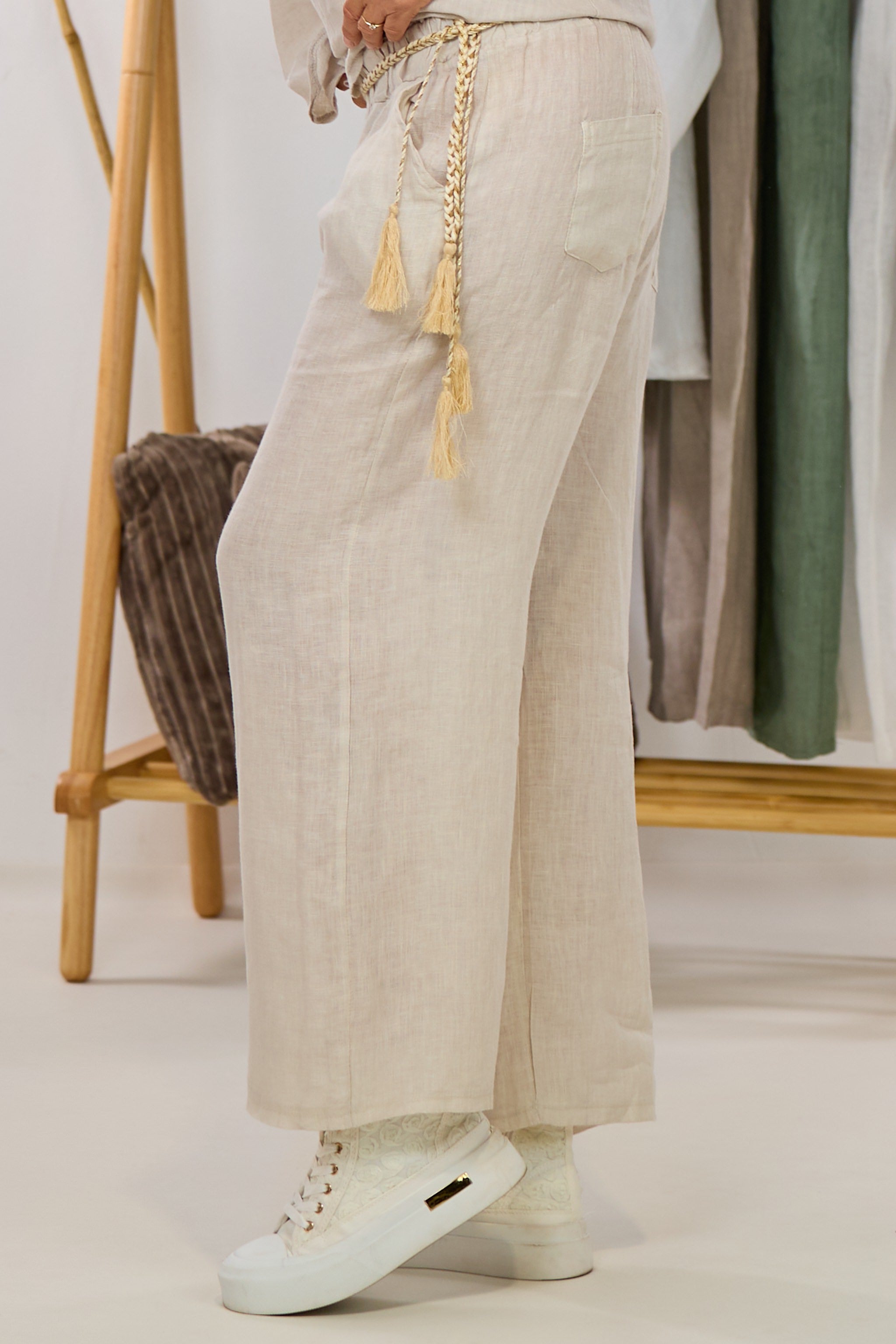 Leinenhose mit geflochtenem Gürtel, beige