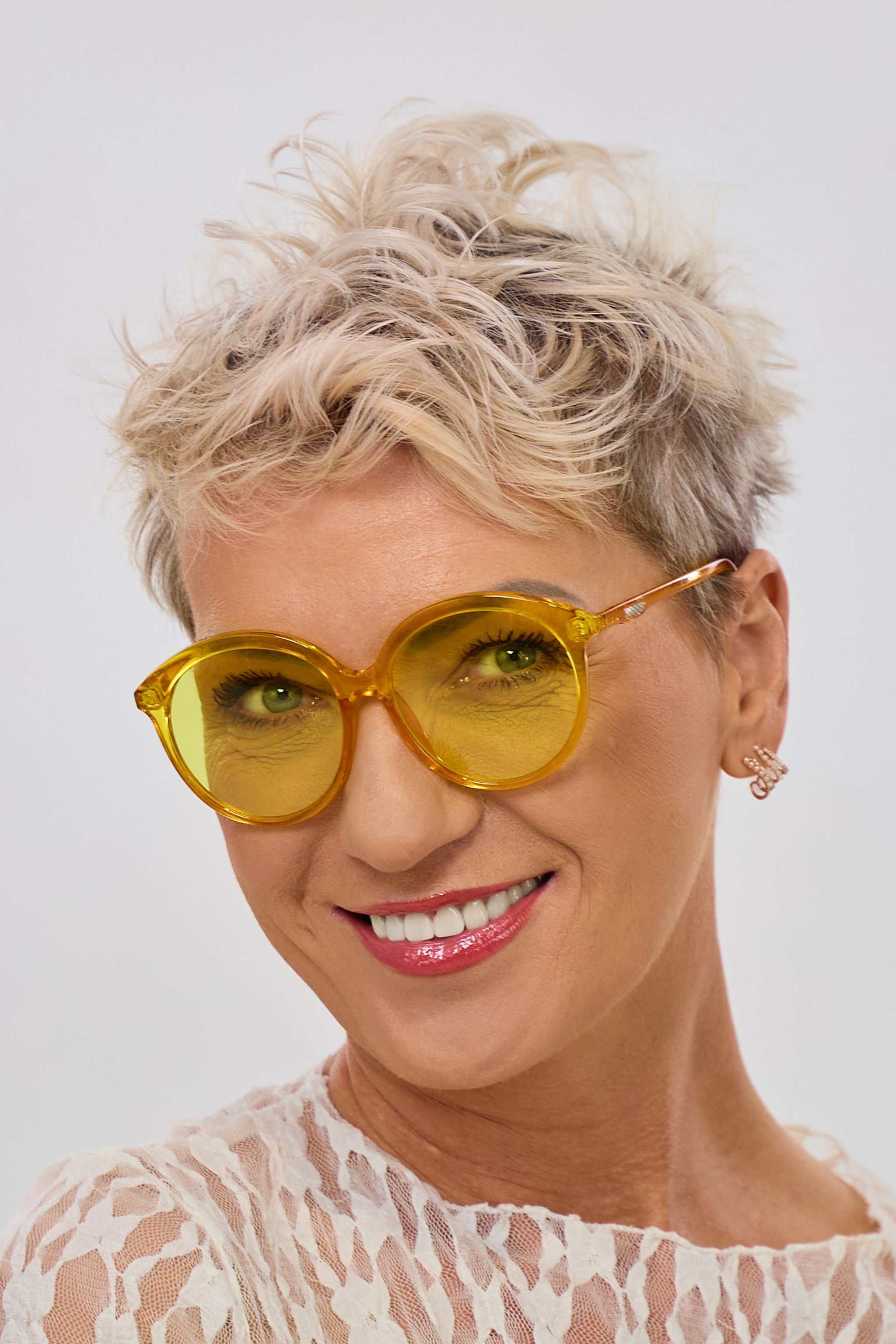 Elegante und stylische Sonnenbrille, gelb