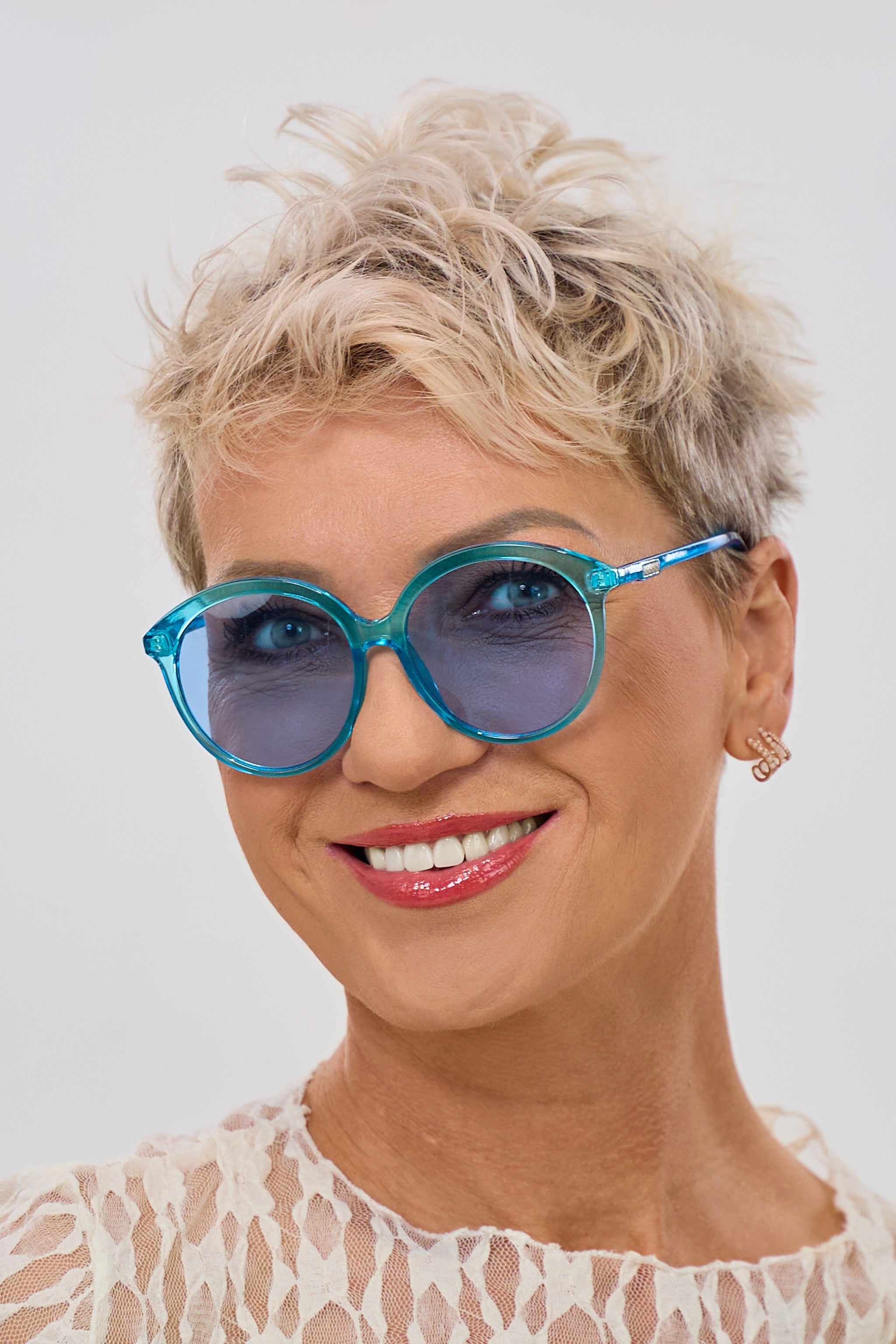Elegante und stylische Sonnenbrille, blau