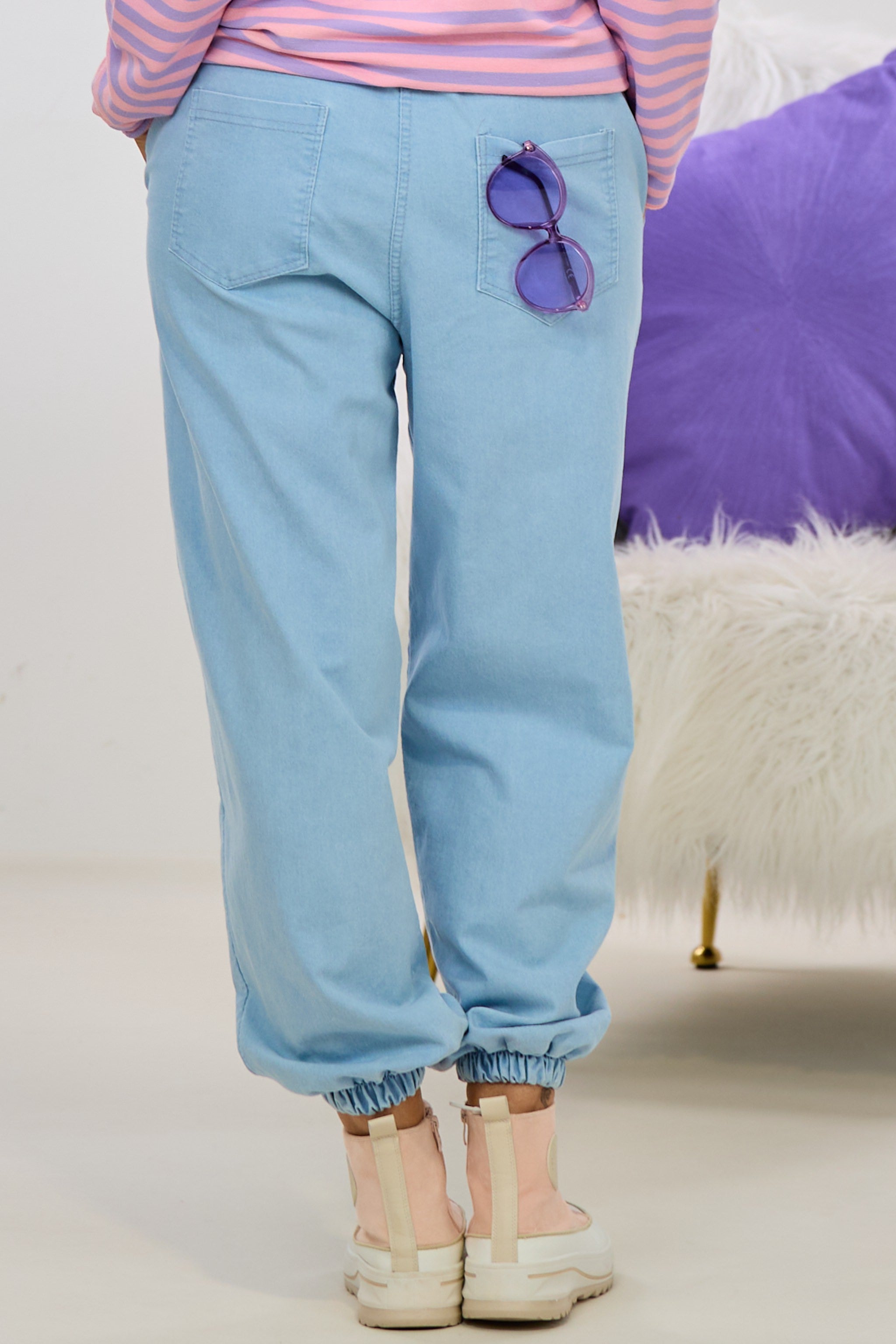 Leichte Jeans mit Bündchen, hell denim