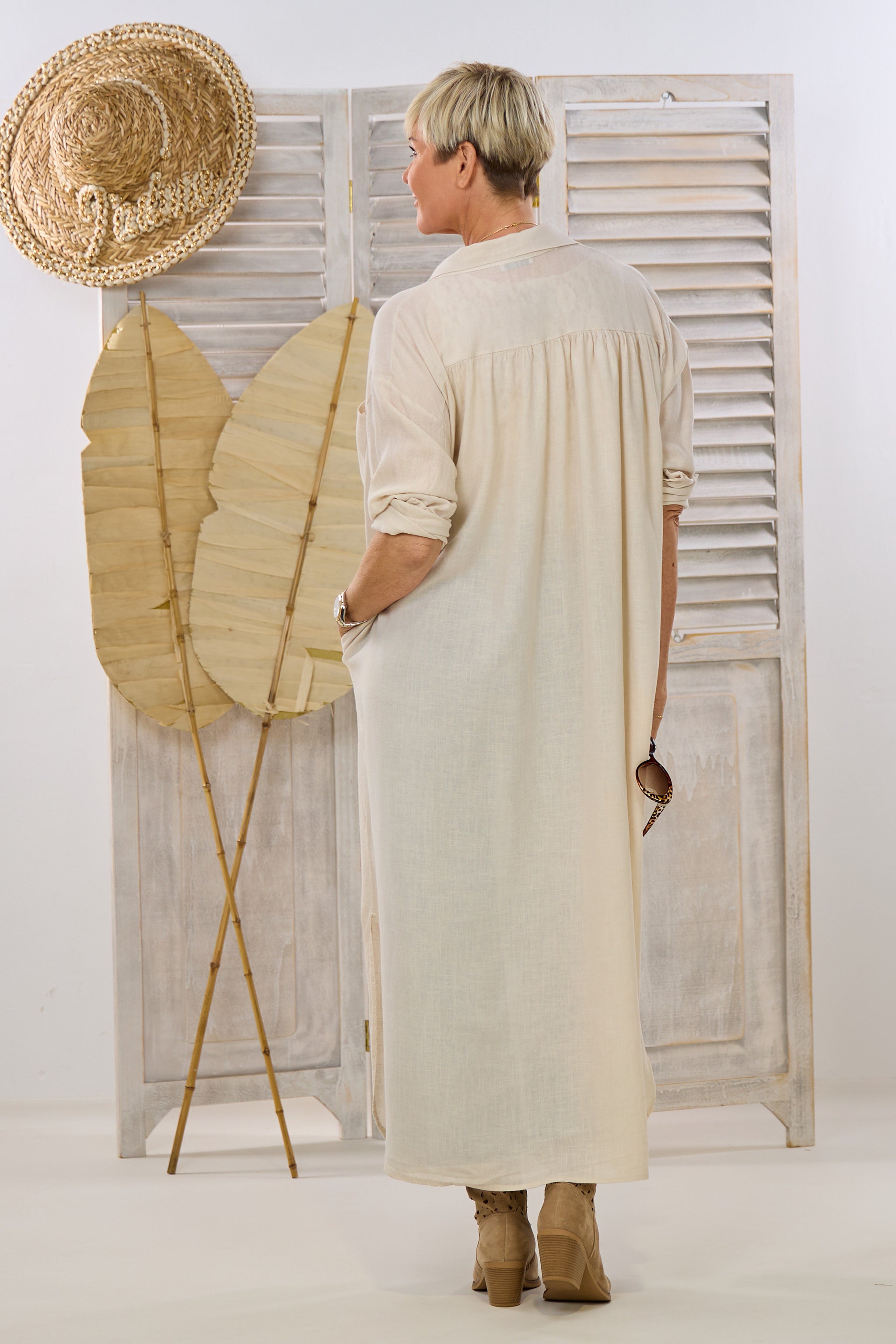 langes Hemdblusenkleid mit seitlichen Taschen, beige