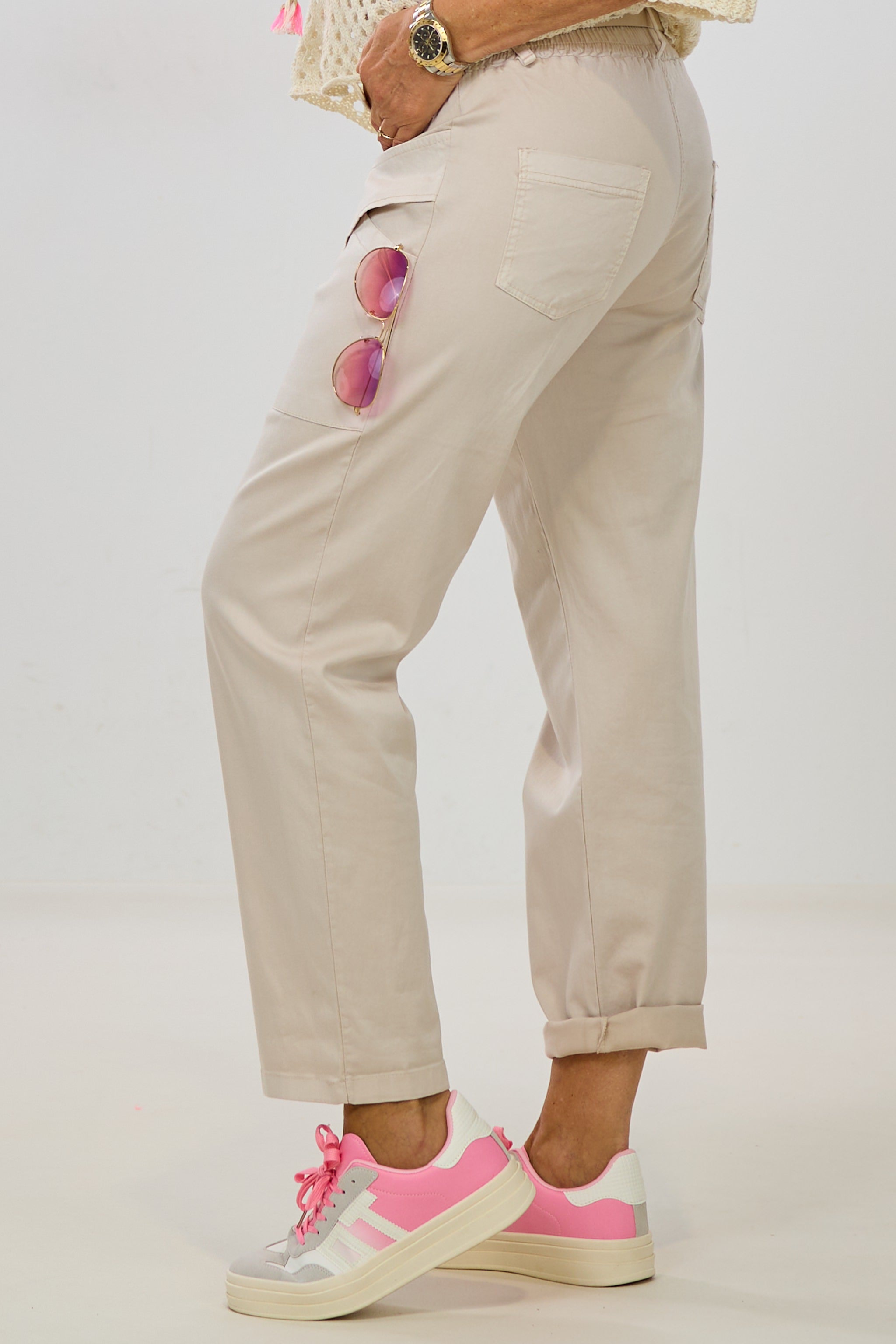 Hose mit schrägen Taschenklappen, beige
