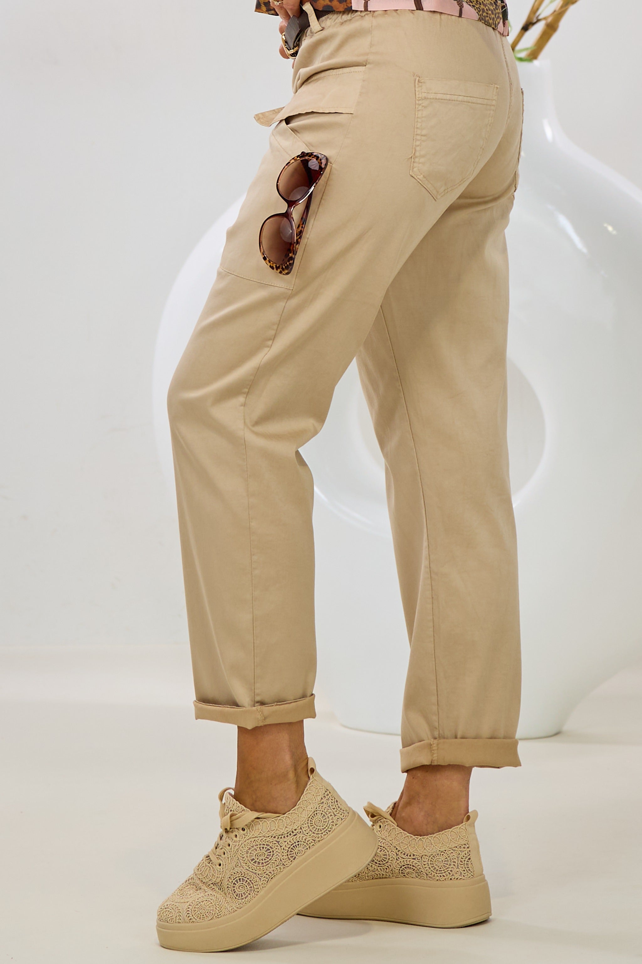 Hose mit schrägen Taschenklappen, hellbraun