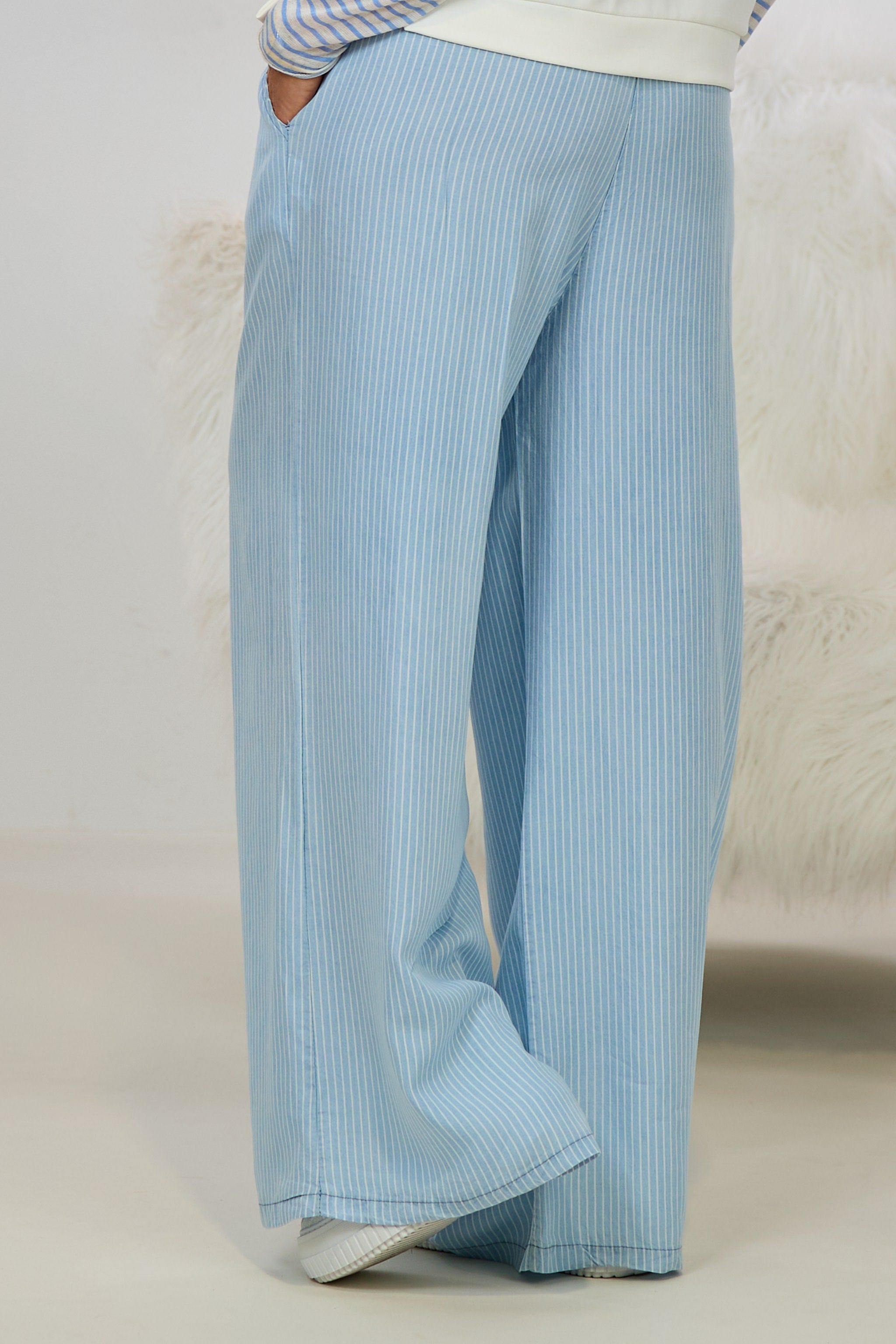 Weite Hose mit schmalen Streifen, hellblau-weiss