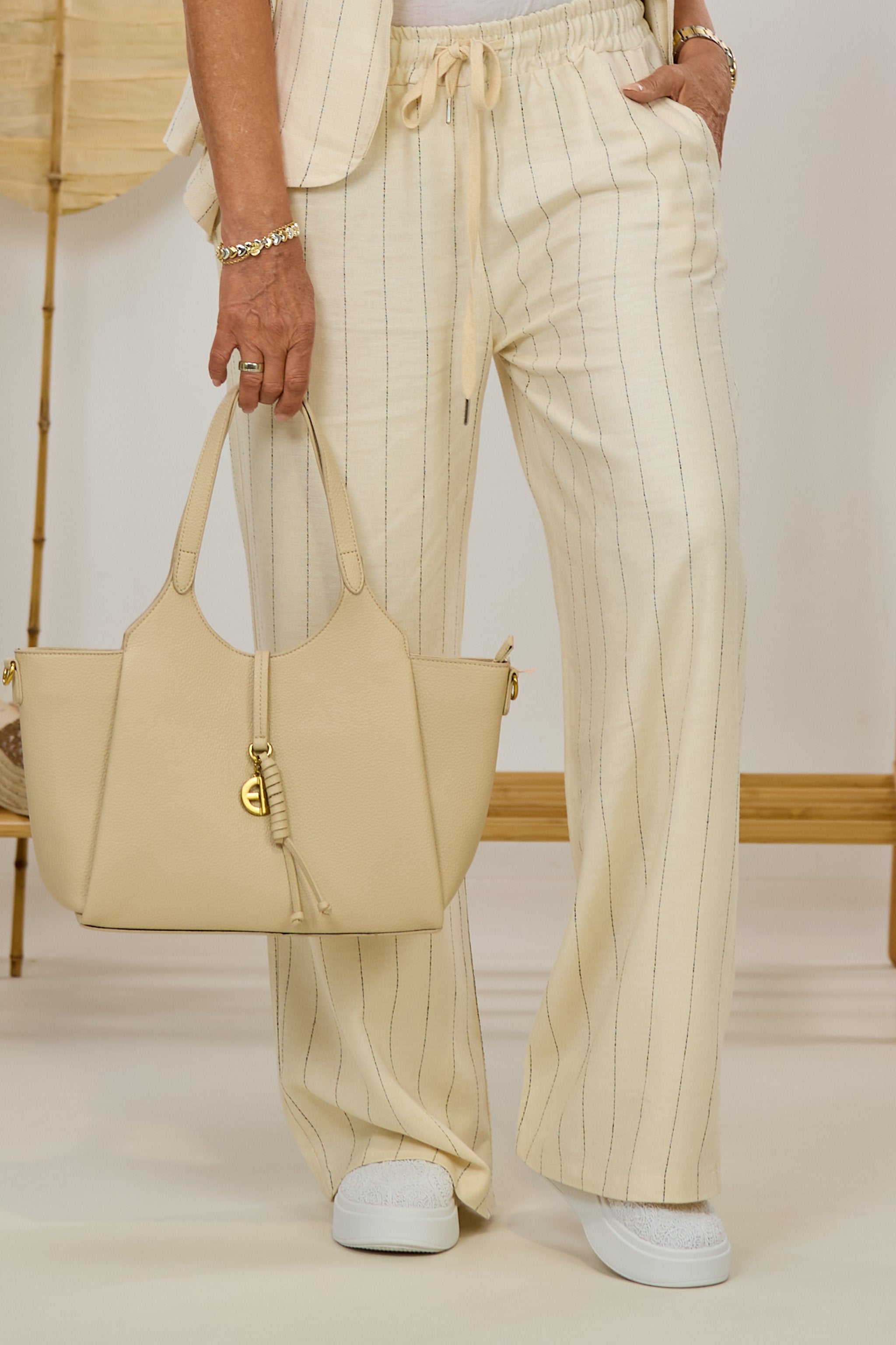 Weite Hose mit Nadelstreifen, creme-schwarz