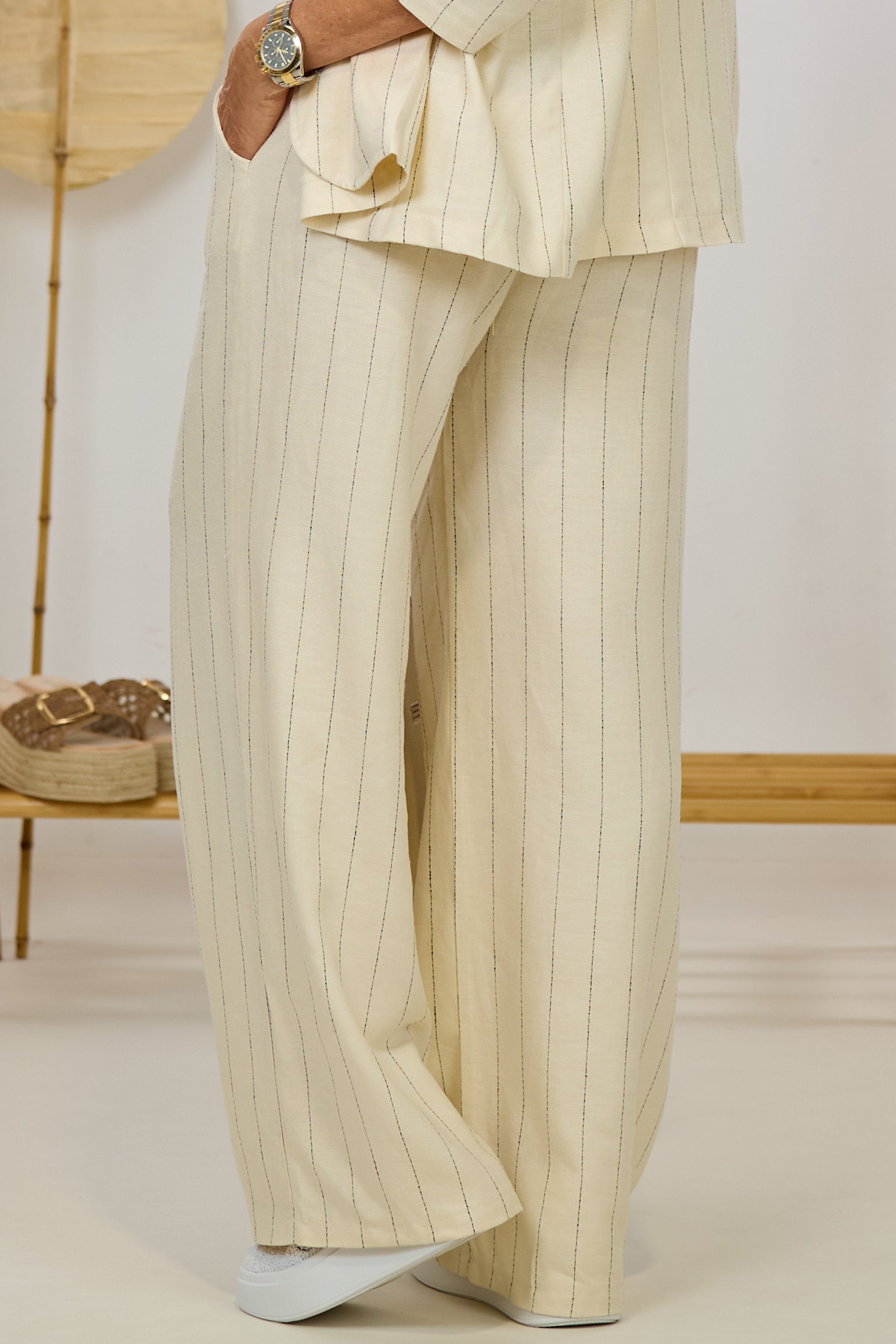 Weite Hose mit Nadelstreifen, creme-schwarz