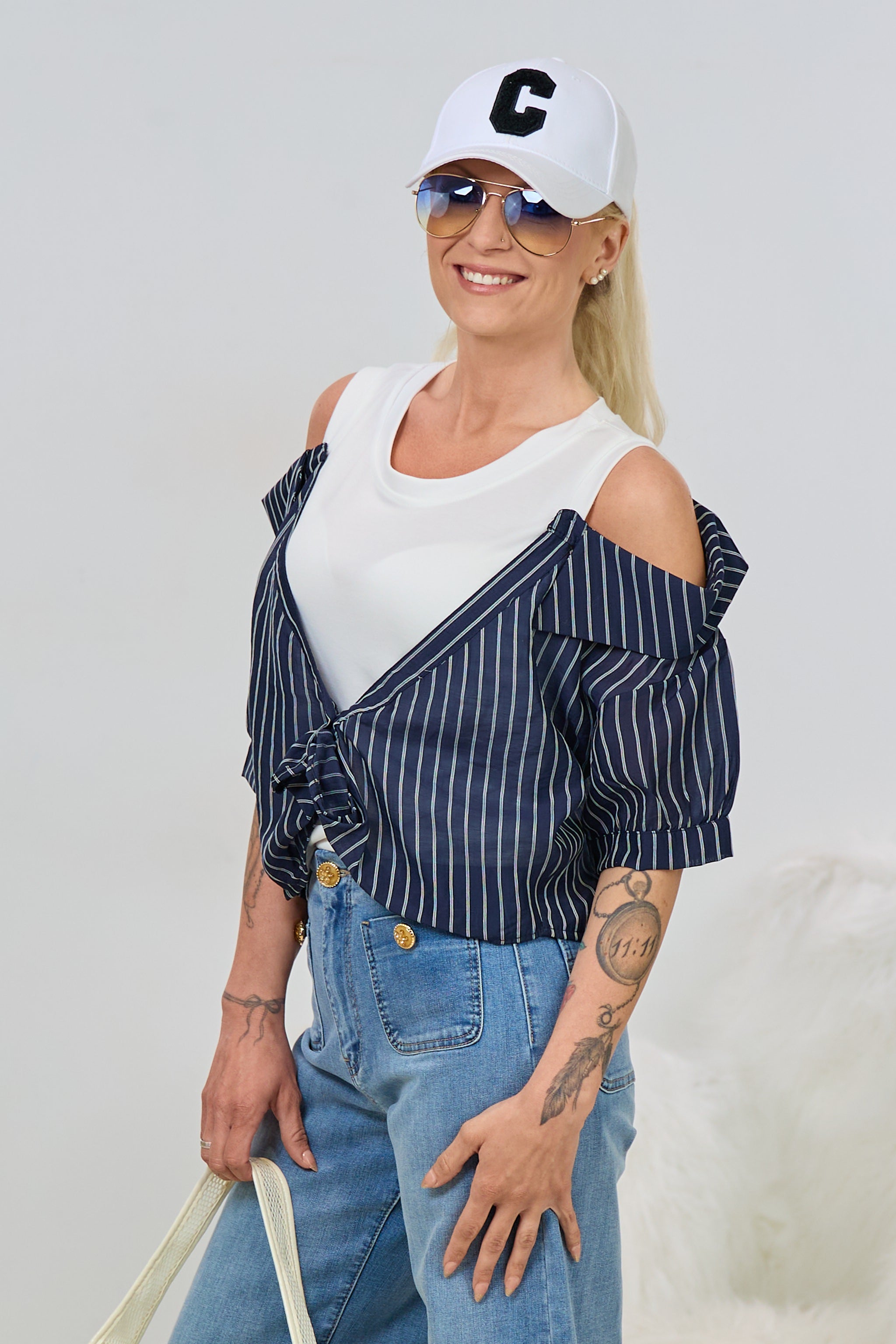 Fein geripptes Top mit off-shoulder Bluse, weiß-dunkelblau